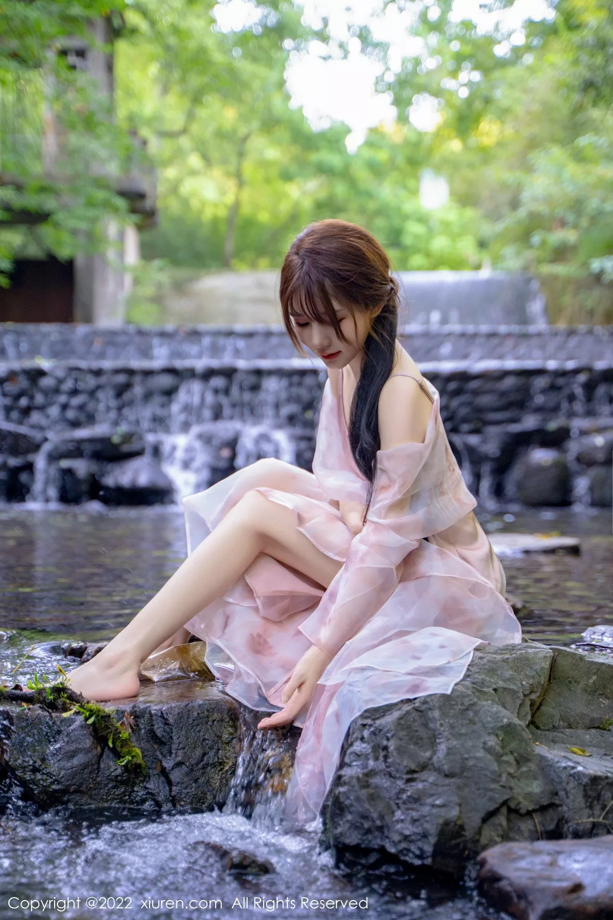 秀人集.com_[XiuRen秀人网]No.5690_模特婠婠么户外拍摄性感淡紫色吊带裙秀曼妙身材靓丽迷人写真81P