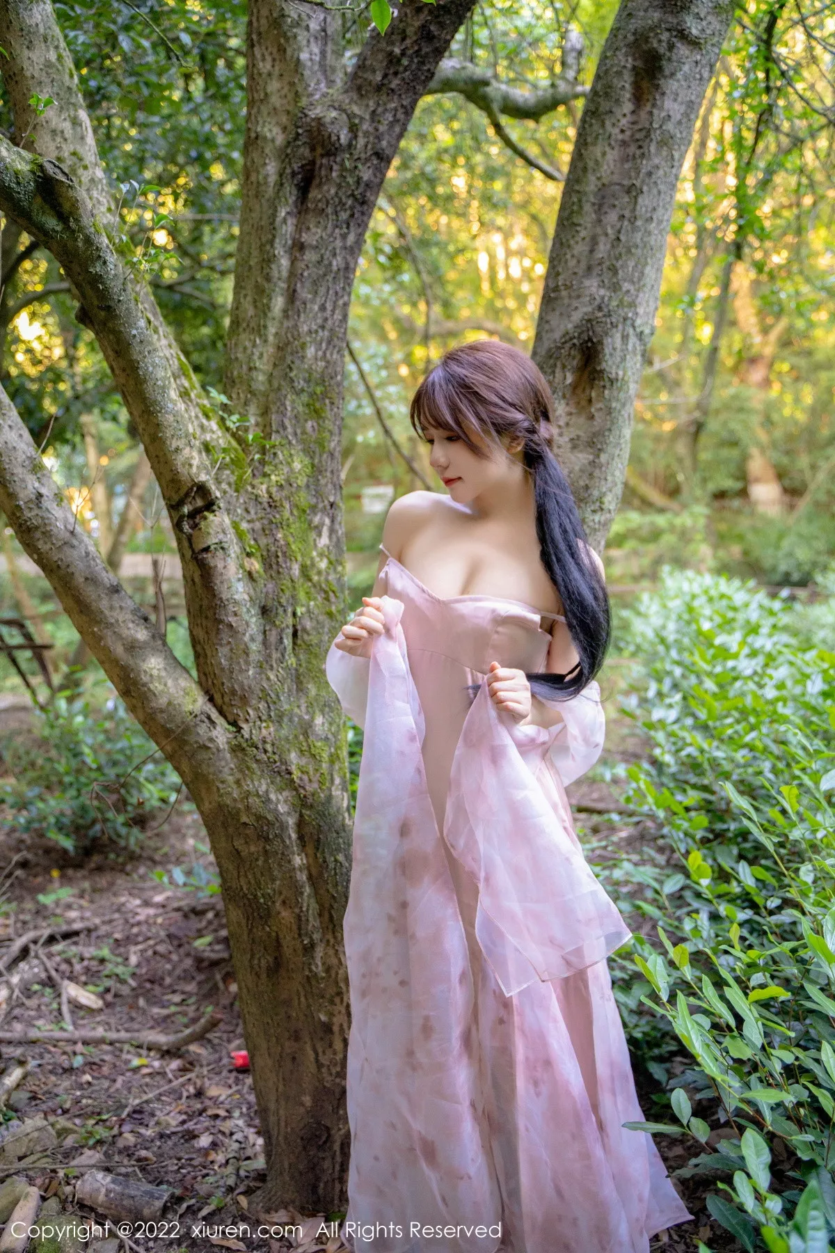 秀人集.com_[XiuRen秀人网]No.5690_模特婠婠么户外拍摄性感淡紫色吊带裙秀曼妙身材靓丽迷人写真81P