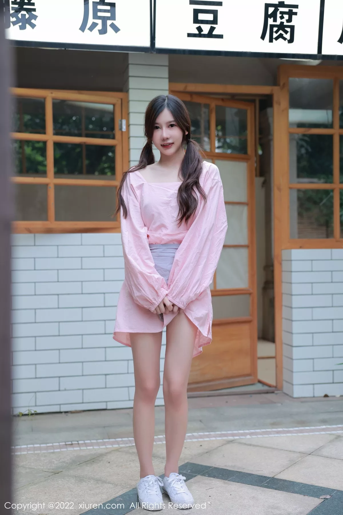 秀人集.com_[XiuRen秀人网]No.5697_模特尹甜甜豆腐店拍摄粉色服饰秀完美身材露性感美腿迷人写真52P
