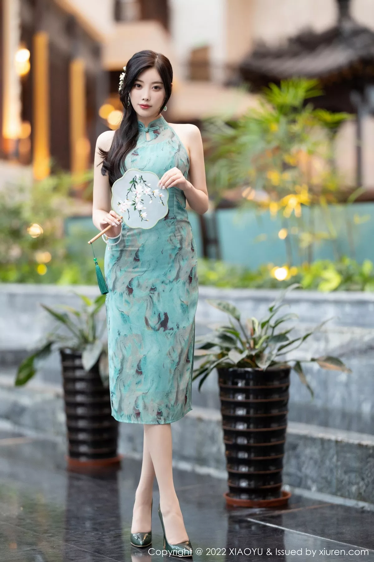 秀人集.com_[XiaoYu画语界]Vol.882_女神杨晨晨Yome户外蓝暗色旗袍配超薄肉丝秀完美身材诱惑写真92P