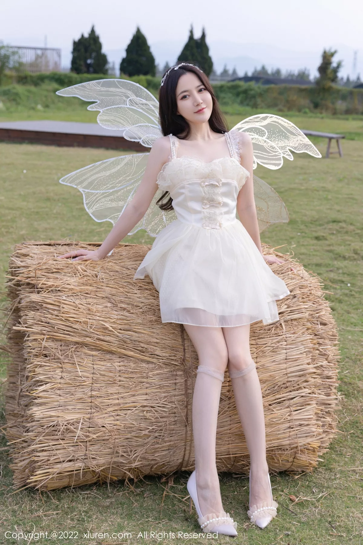 秀人集.com_[XiuRen秀人网]No.5715_模特鱼子酱Fish户外场景性感白色羽翼公主裙配原色丝袜迷人写真82P
