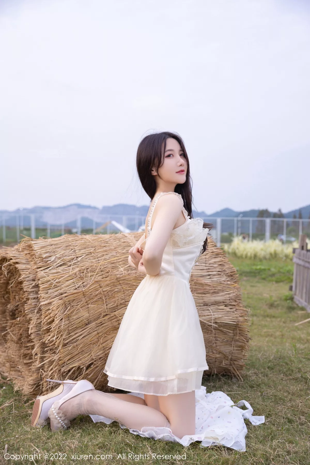 秀人集.com_[XiuRen秀人网]No.5715_模特鱼子酱Fish户外场景性感白色羽翼公主裙配原色丝袜迷人写真82P
