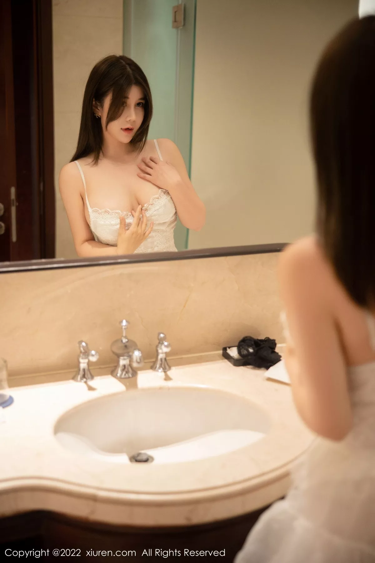 秀人集.com_[XiuRen秀人网]No.5719_模特周jojobaby白色蕾丝公主裙配白色丝袜秀完美身材诱惑写真83P