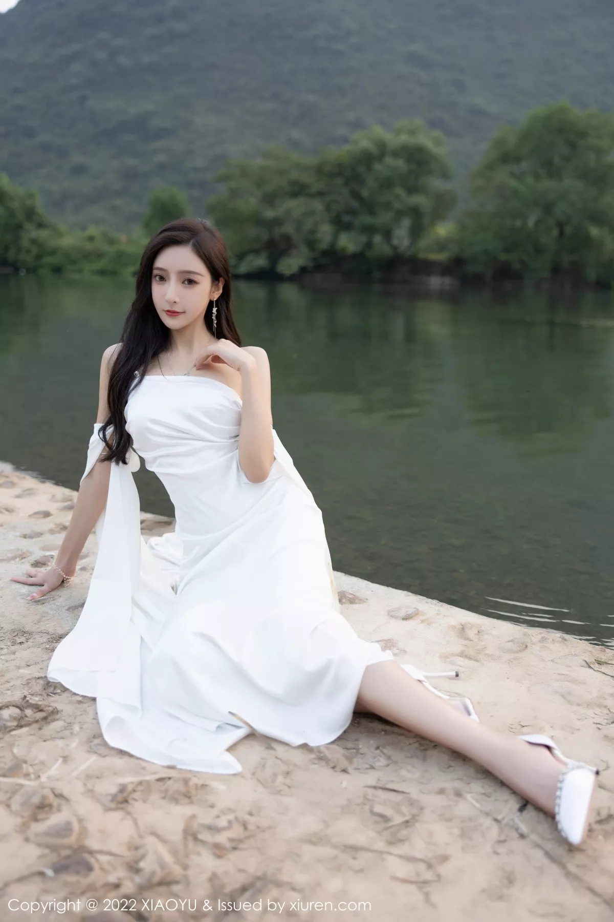 秀人集.com_[XiaoYu画语界]Vol.884_女神王馨瑶yanni杭州旅拍户外白色蕾丝内衣配白色丝袜诱惑写真87P