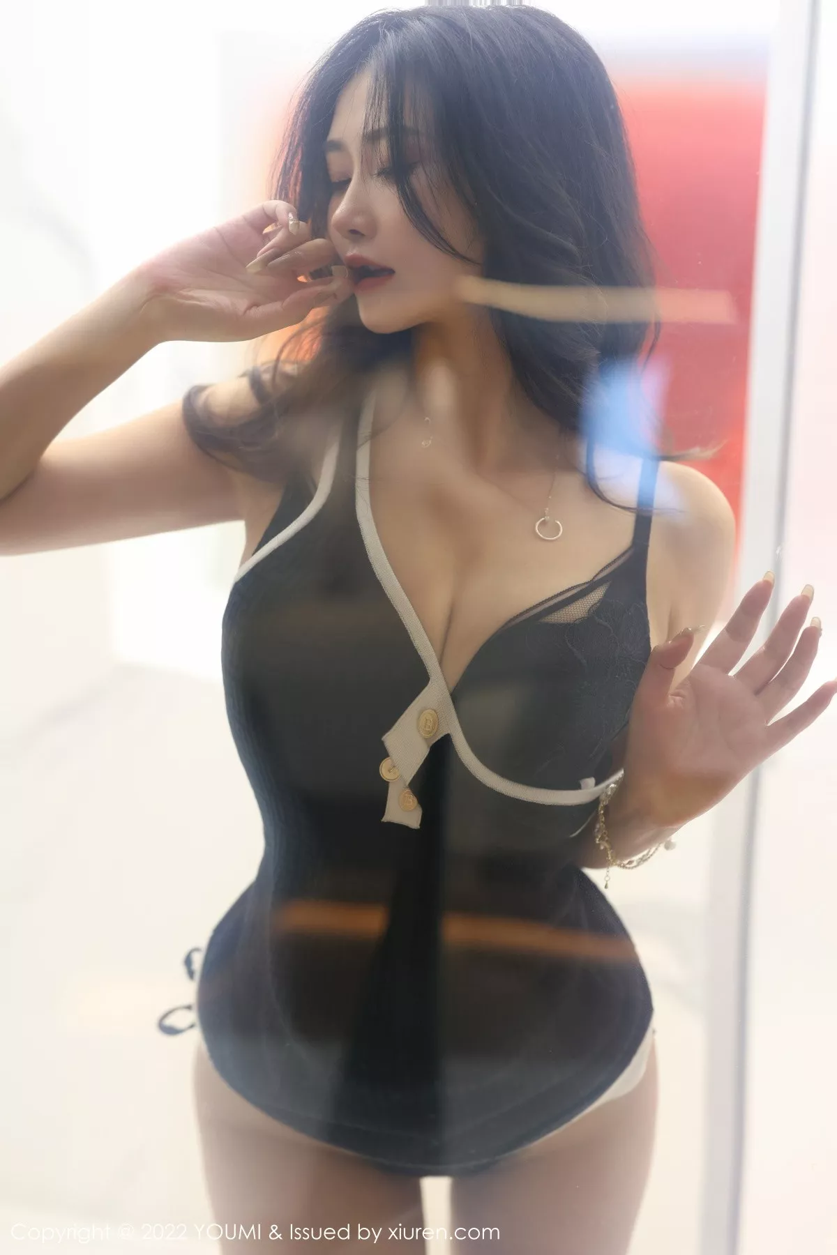 秀人集.com_[YouMi尤蜜荟]Vol.855_模特laura阿姣私房脱黑色上衣露性感黑色蕾丝内衣完美诱惑写真79P