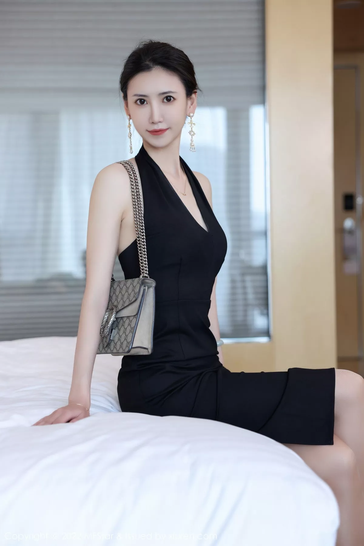 秀人集.com_[MFStar模范学院]Vol.572_模特吴思晚私房性感黑色连衣裙配超薄肉丝秀高挑身材迷人写真71P