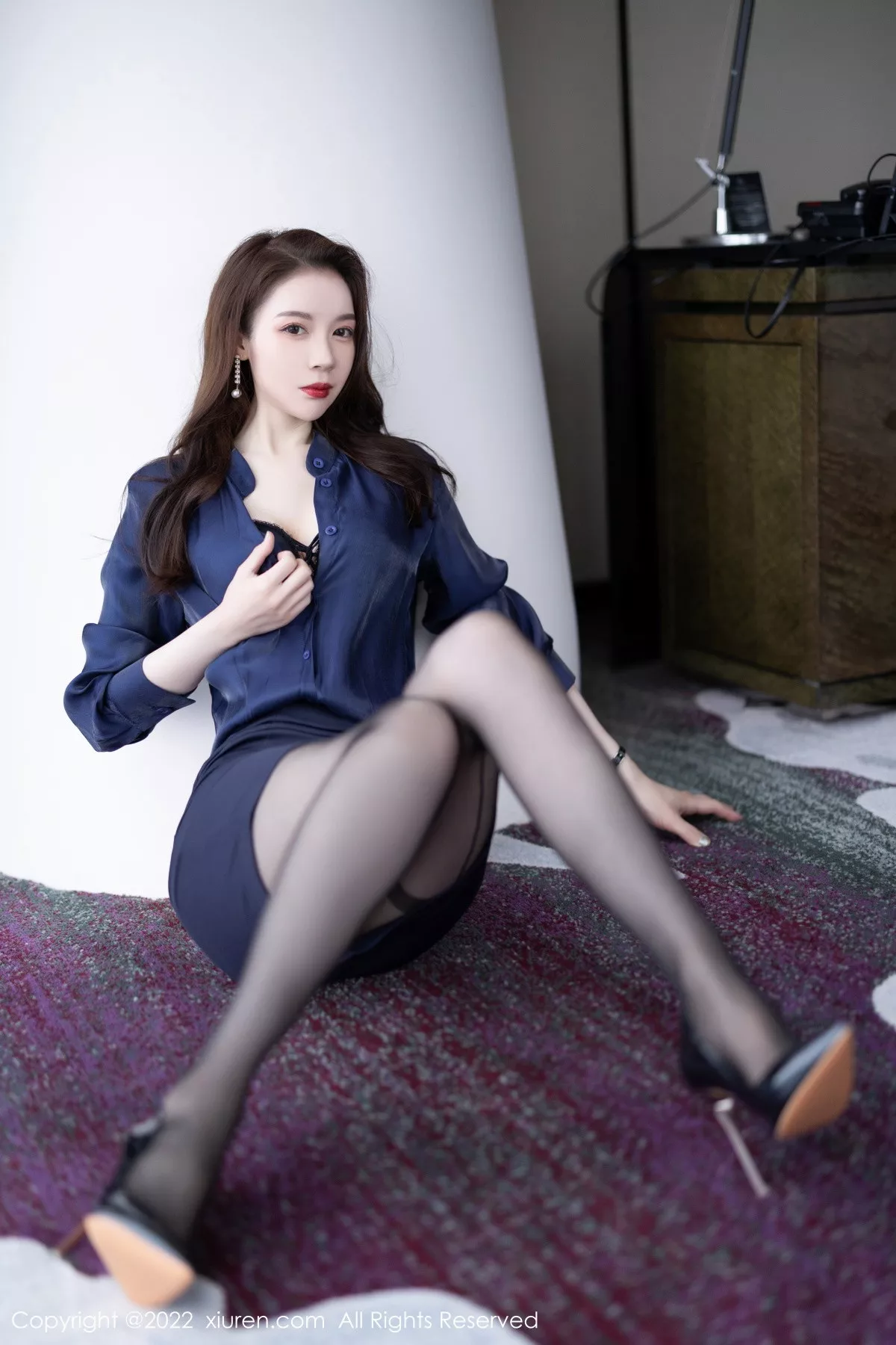 秀人集.com_[XiuRen秀人网]No.5729_模特梦心玥心愿旅拍脱深蓝上衣露性感内衣配超薄黑丝诱惑写真91P
