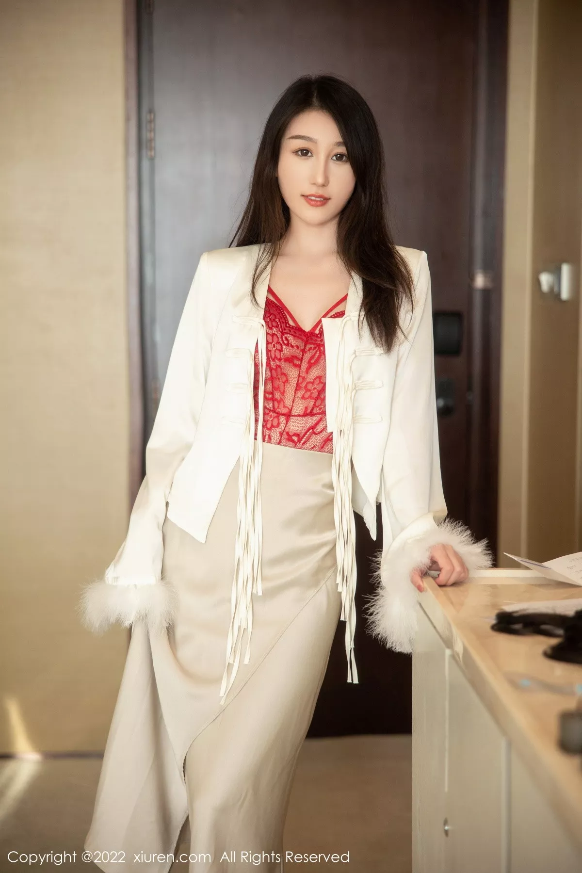 秀人集.com_[XiuRen秀人网]No.5734_新人模特薇薇酱都市丽人脱白色套装露红色蕾丝内衣撩人诱惑写真87P