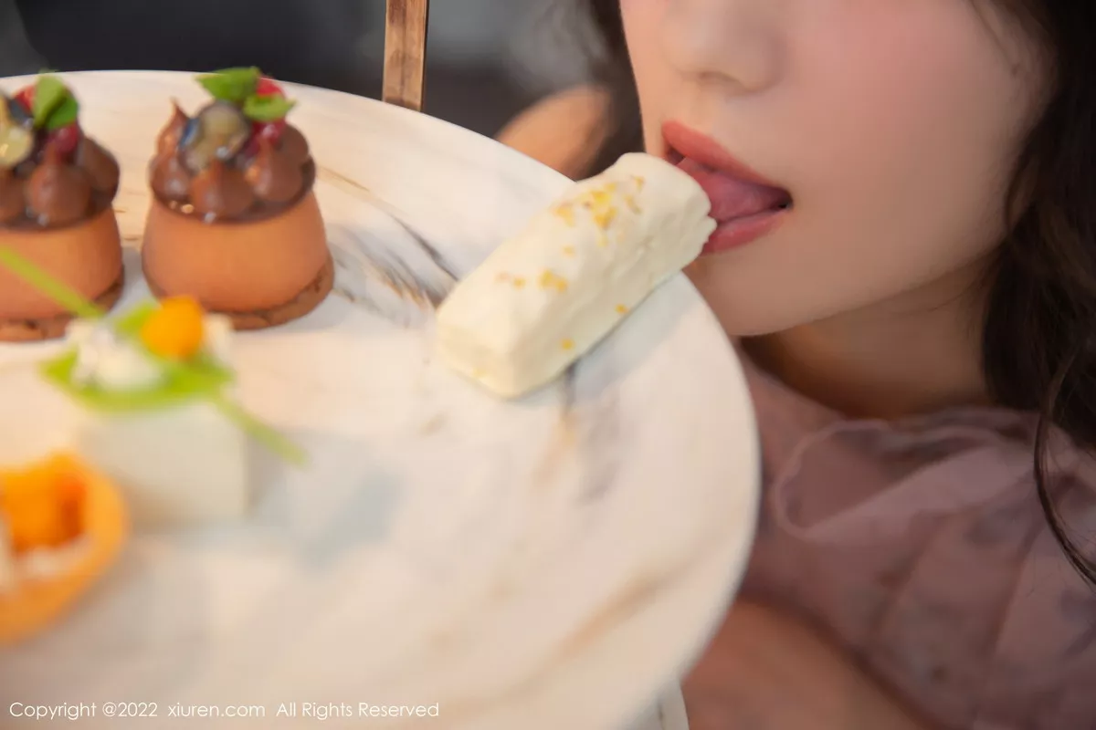 秀人集.com_[XiuRen秀人网]No.5735_模特熊小诺北京旅拍下午茶主题粉灰连衣裙配原色丝袜诱惑写真78P