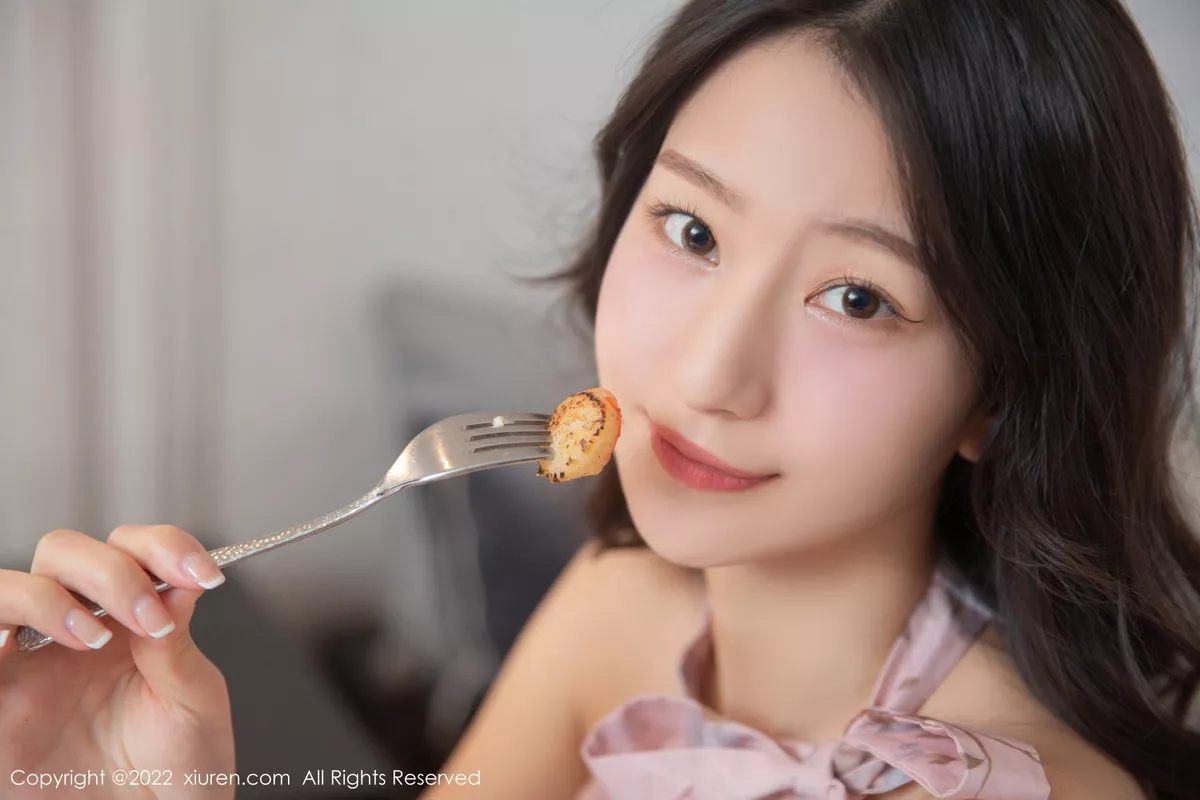 秀人集.com_[XiuRen秀人网]No.5735_模特熊小诺北京旅拍下午茶主题粉灰连衣裙配原色丝袜诱惑写真78P