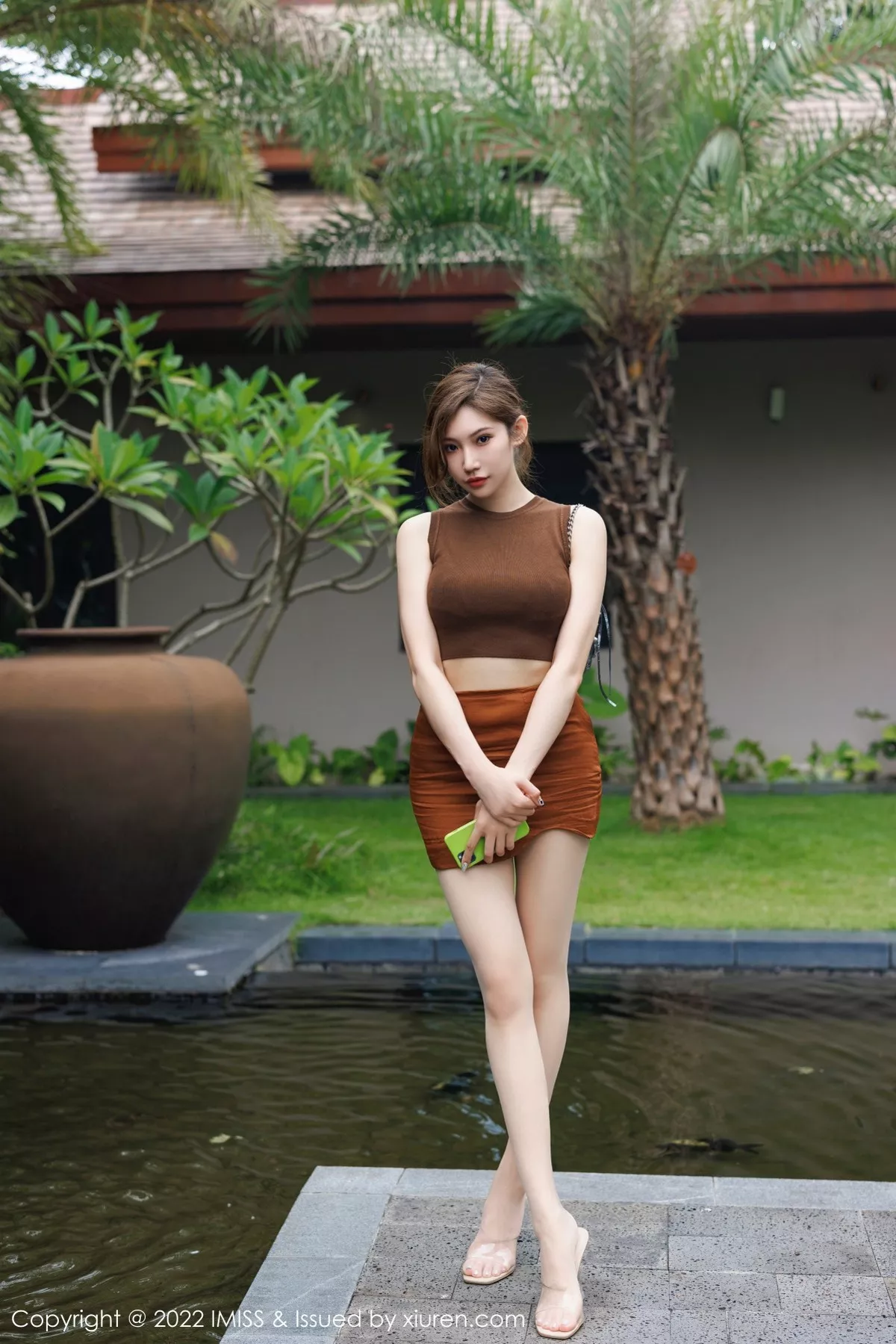 秀人集.com_[IMISS爱蜜社]Vol.701_女神小狐狸Kathryn咖啡上衣配短裙半脱露黑色轻透内衣诱惑写真56P