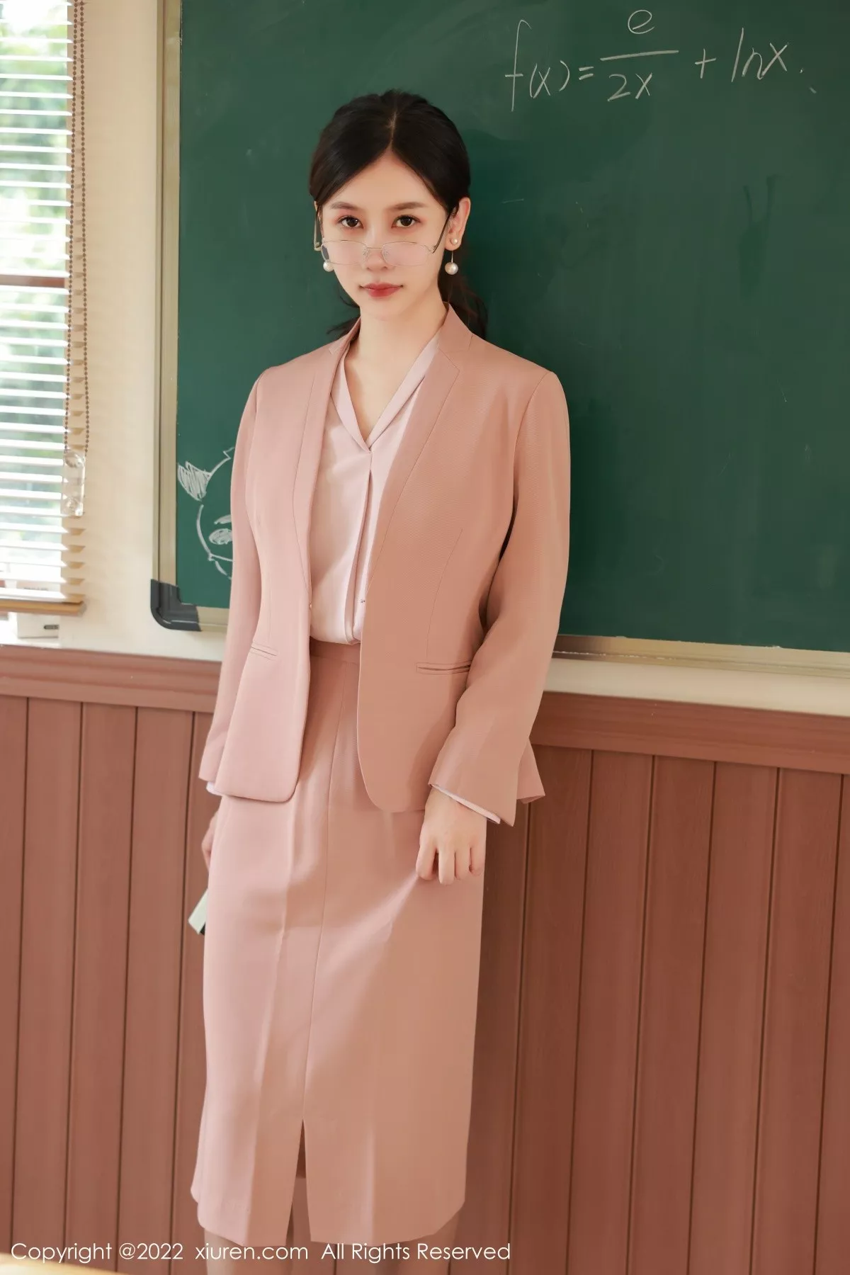 秀人集.com_[XiuRen秀人网]No.5617_模特尹甜甜教师角色扮演性感浅色套装配灰丝裤袜迷人诱惑写真56P