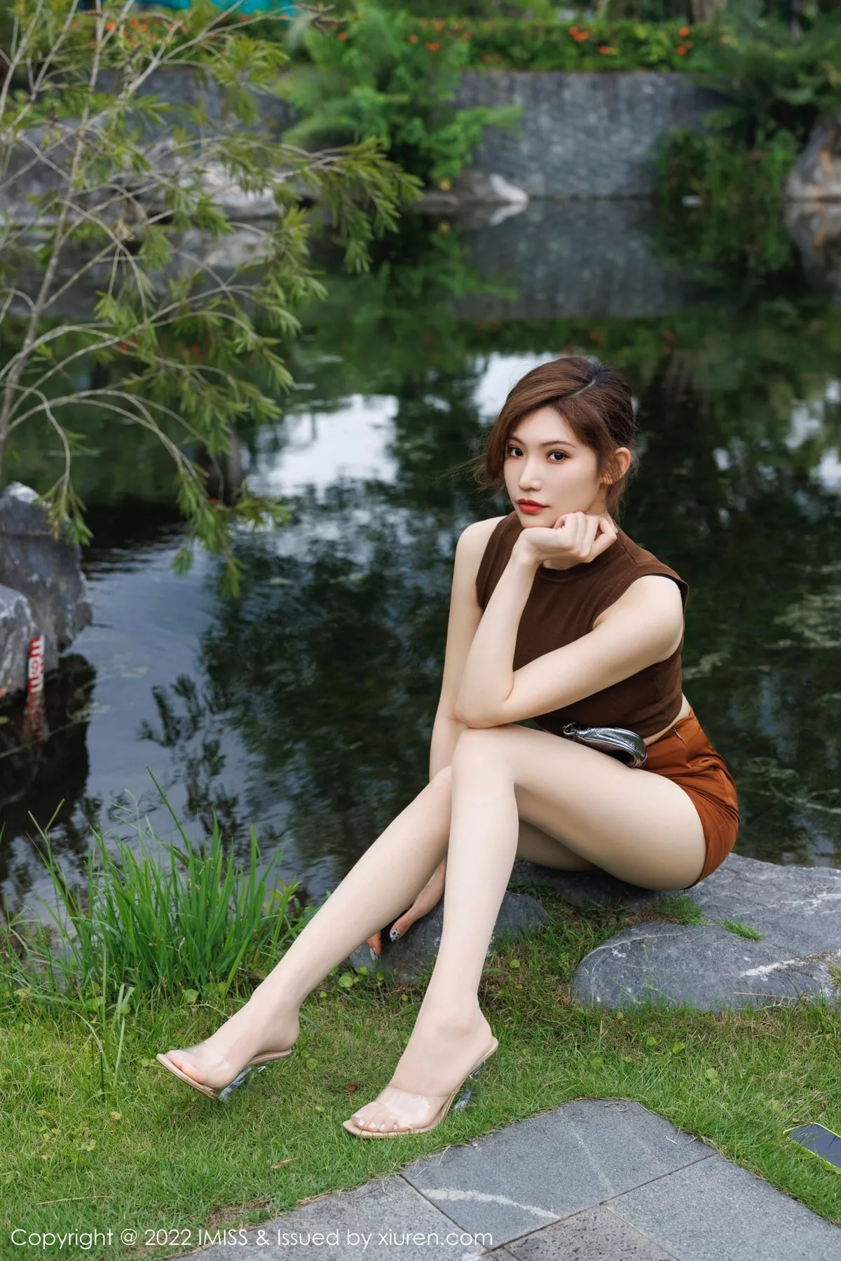 秀人集.com_[IMISS爱蜜社]Vol.701_女神小狐狸Kathryn咖啡上衣配短裙半脱露黑色轻透内衣诱惑写真56P