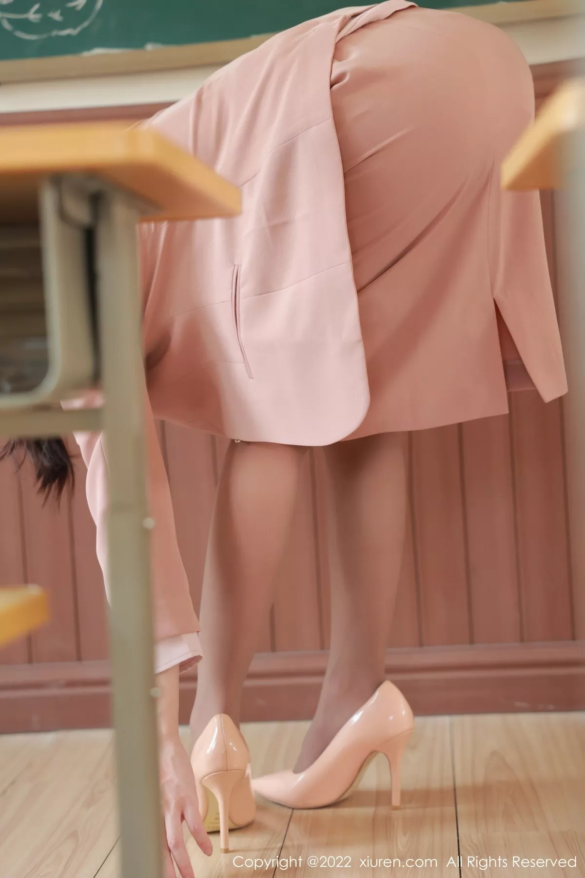 秀人集.com_[XiuRen秀人网]No.5617_模特尹甜甜教师角色扮演性感浅色套装配灰丝裤袜迷人诱惑写真56P