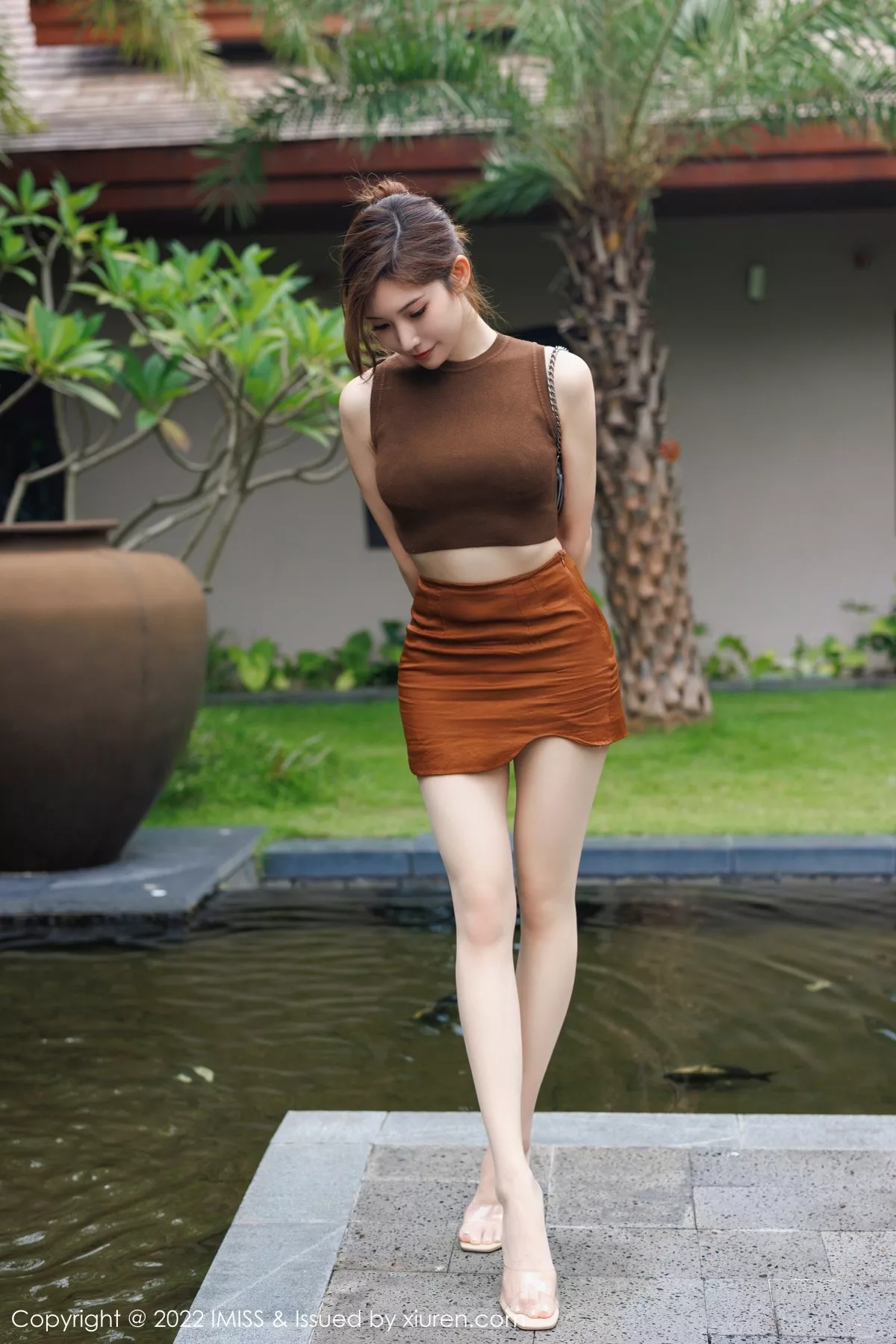 秀人集.com_[IMISS爱蜜社]Vol.701_女神小狐狸Kathryn咖啡上衣配短裙半脱露黑色轻透内衣诱惑写真56P