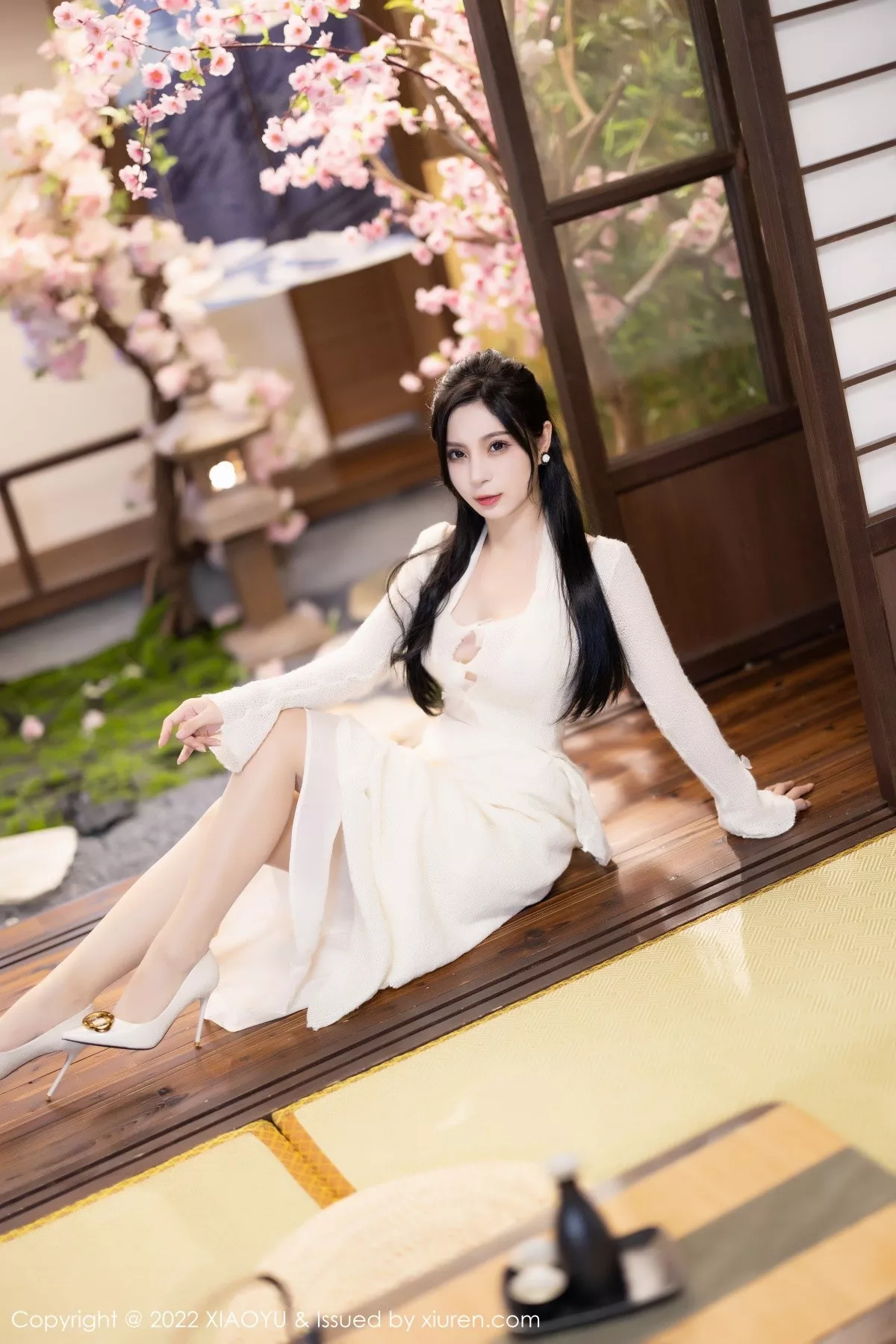 秀人集.com_[XiaoYu画语界]Vol.869_模特小蛮妖Yummy杭州旅拍性感白色连衣裙配原色丝袜诱惑写真85P