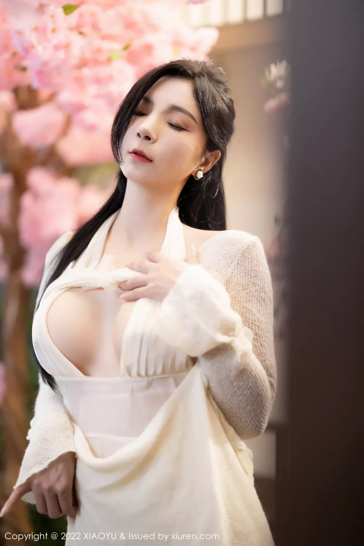 秀人集.com_[XiaoYu画语界]Vol.869_模特小蛮妖Yummy杭州旅拍性感白色连衣裙配原色丝袜诱惑写真85P