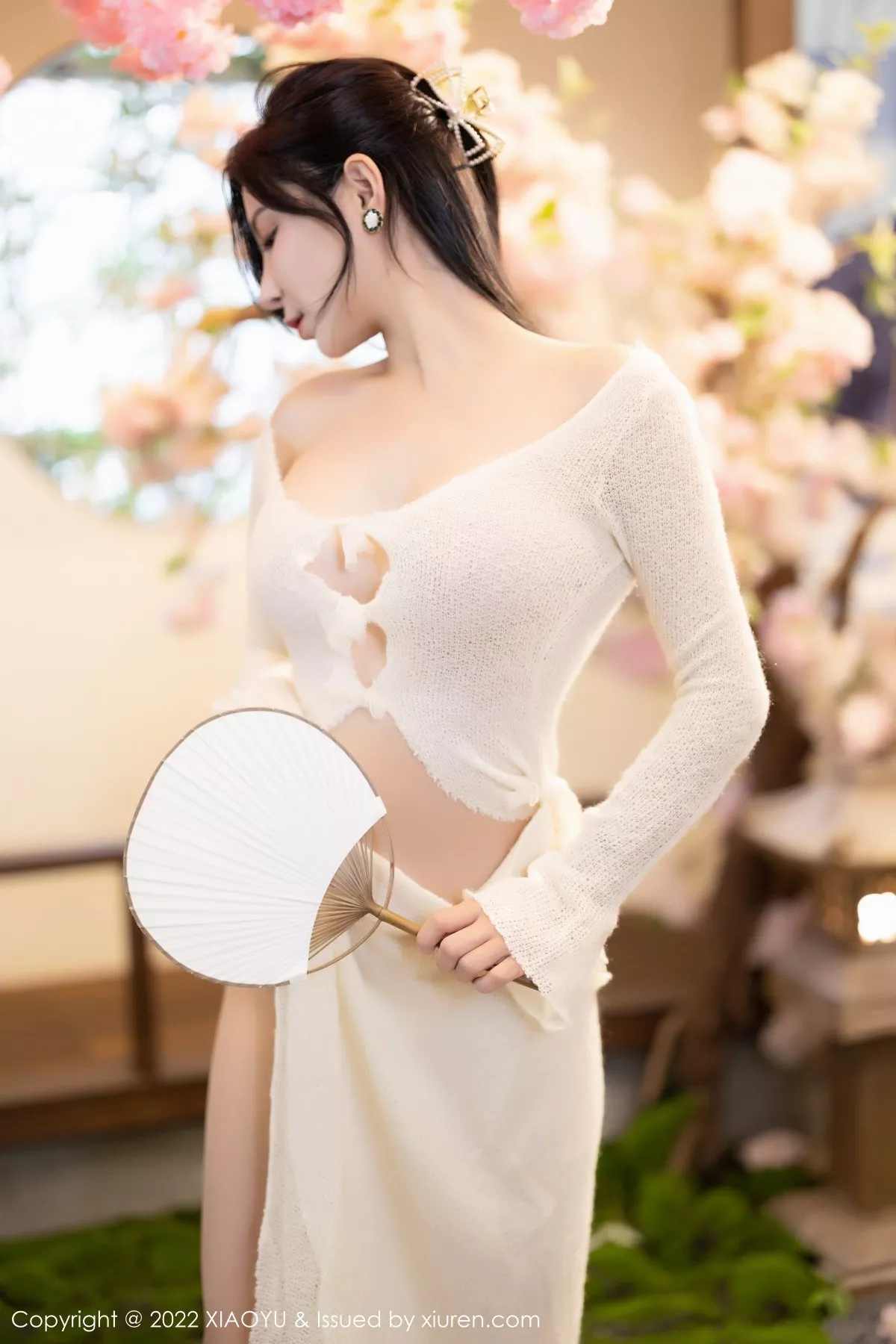 秀人集.com_[XiaoYu画语界]Vol.869_模特小蛮妖Yummy杭州旅拍性感白色连衣裙配原色丝袜诱惑写真85P