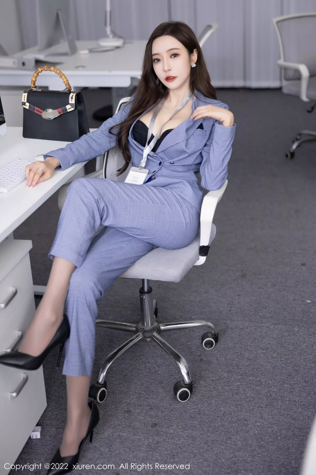 秀人集.com_[XiuRen秀人网]No.5629_女神王馨瑶yanni私房脱蓝灰职业装露性感黑色内衣丰满诱惑写真82P