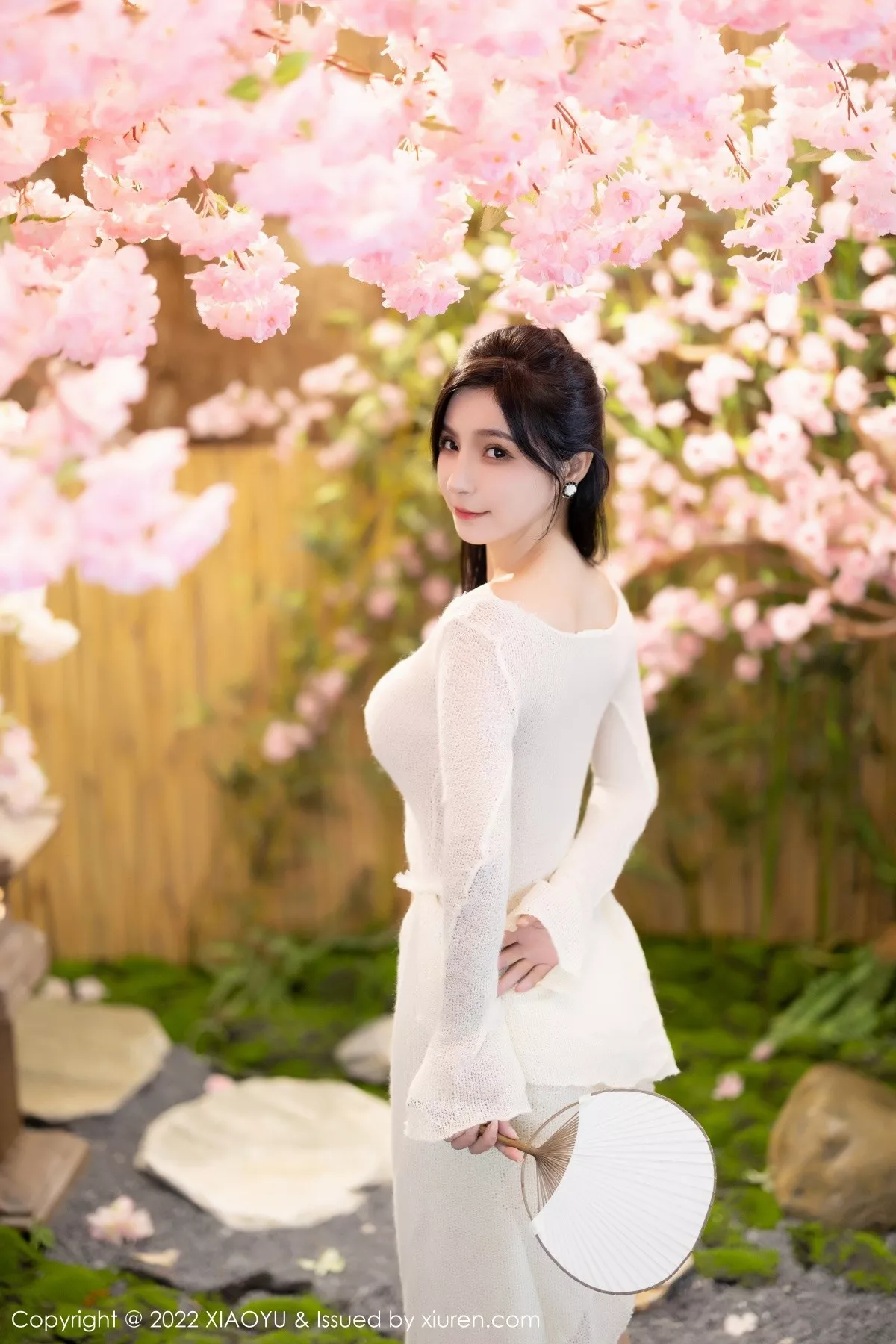 秀人集.com_[XiaoYu画语界]Vol.869_模特小蛮妖Yummy杭州旅拍性感白色连衣裙配原色丝袜诱惑写真85P