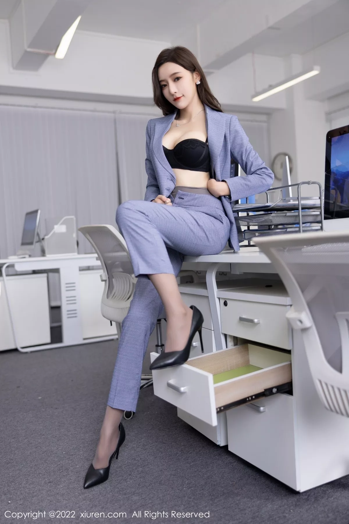 秀人集.com_[XiuRen秀人网]No.5629_女神王馨瑶yanni私房脱蓝灰职业装露性感黑色内衣丰满诱惑写真82P