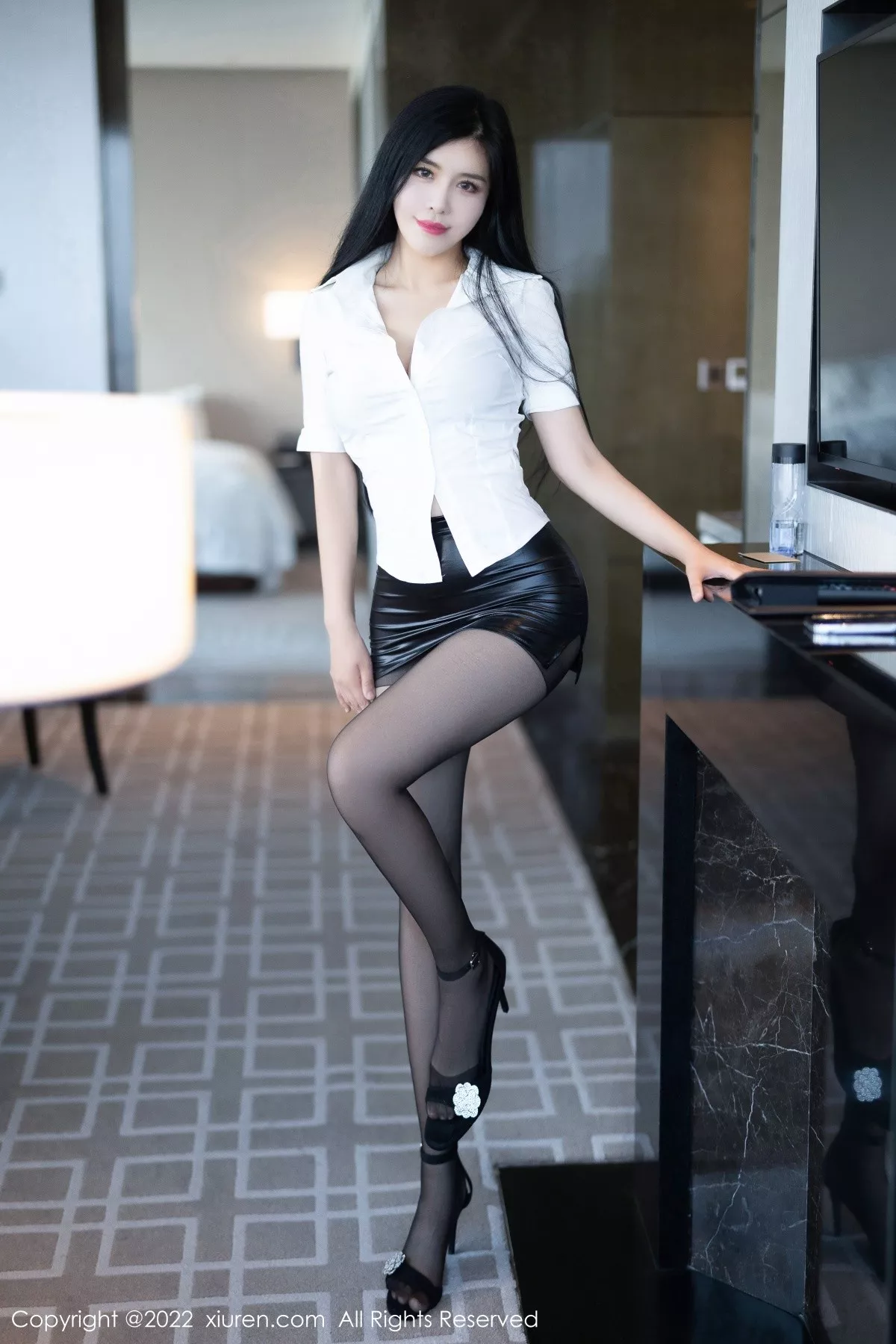 秀人集.com_[XiuRen秀人网]No.5635_女神刘钰儿成都旅拍性感白T配黑短裙露开档黑丝极致魅惑写真74P