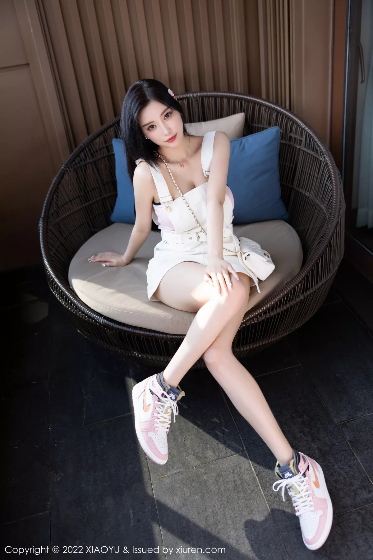 秀人集.com_[XiaoYu画语界]Vol.887_女神杨晨晨Yome杭州旅拍性感白色背带短裙露粉色内衣诱惑写真87P