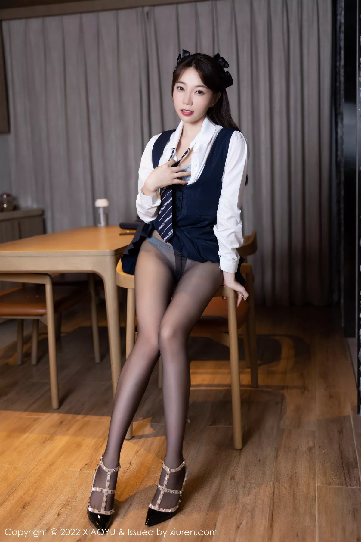 秀人集.com_[XiaoYu画语界]Vol.894_女神徐莉芝Booty深蓝背带裙配超薄黑丝半脱露性感内衣诱惑写真72P