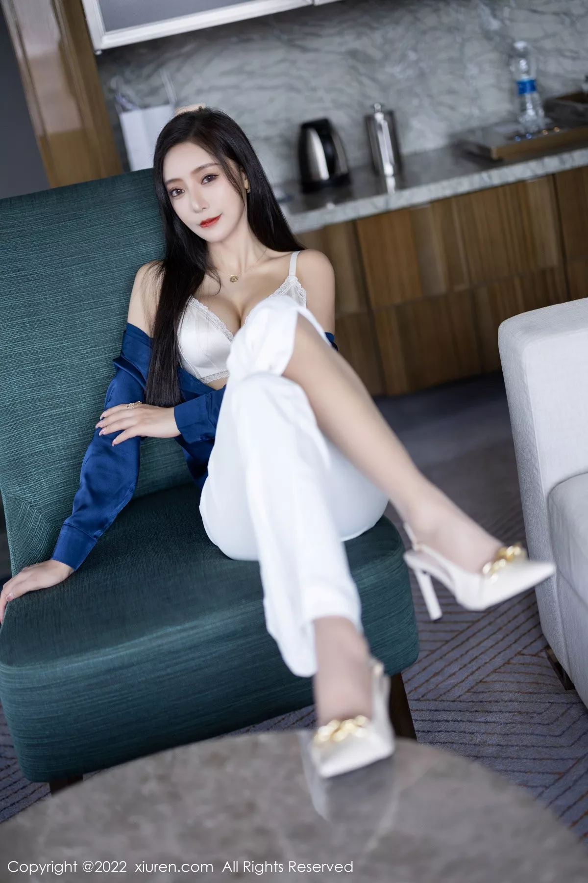 秀人集.com_[XiuRen秀人网]No.5790_女神王馨瑶yanni蓝色上衣配白长裤半脱露性感内衣迷人诱惑写真90P