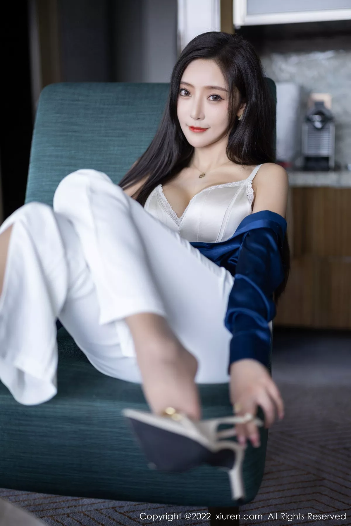 秀人集.com_[XiuRen秀人网]No.5790_女神王馨瑶yanni蓝色上衣配白长裤半脱露性感内衣迷人诱惑写真90P