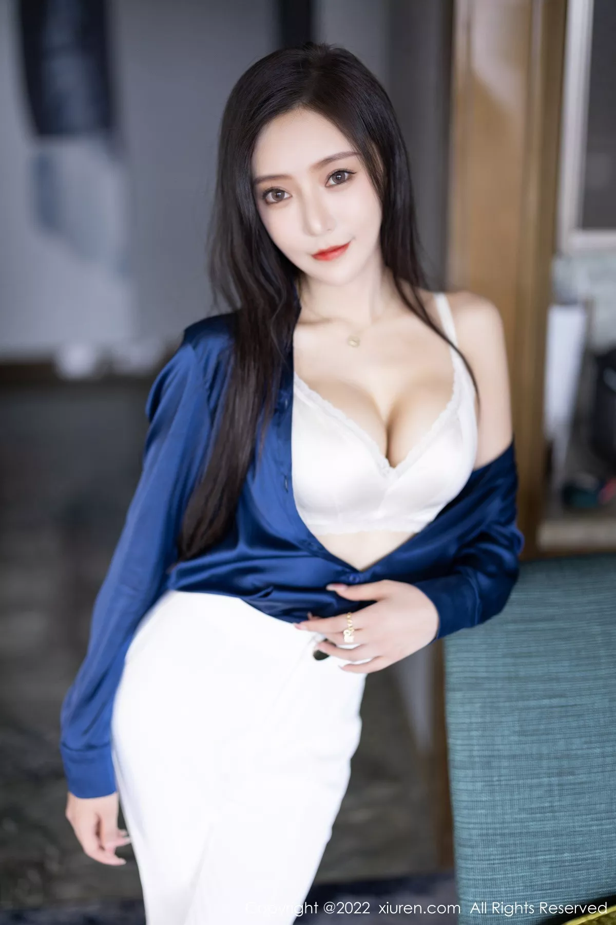 秀人集.com_[XiuRen秀人网]No.5790_女神王馨瑶yanni蓝色上衣配白长裤半脱露性感内衣迷人诱惑写真90P