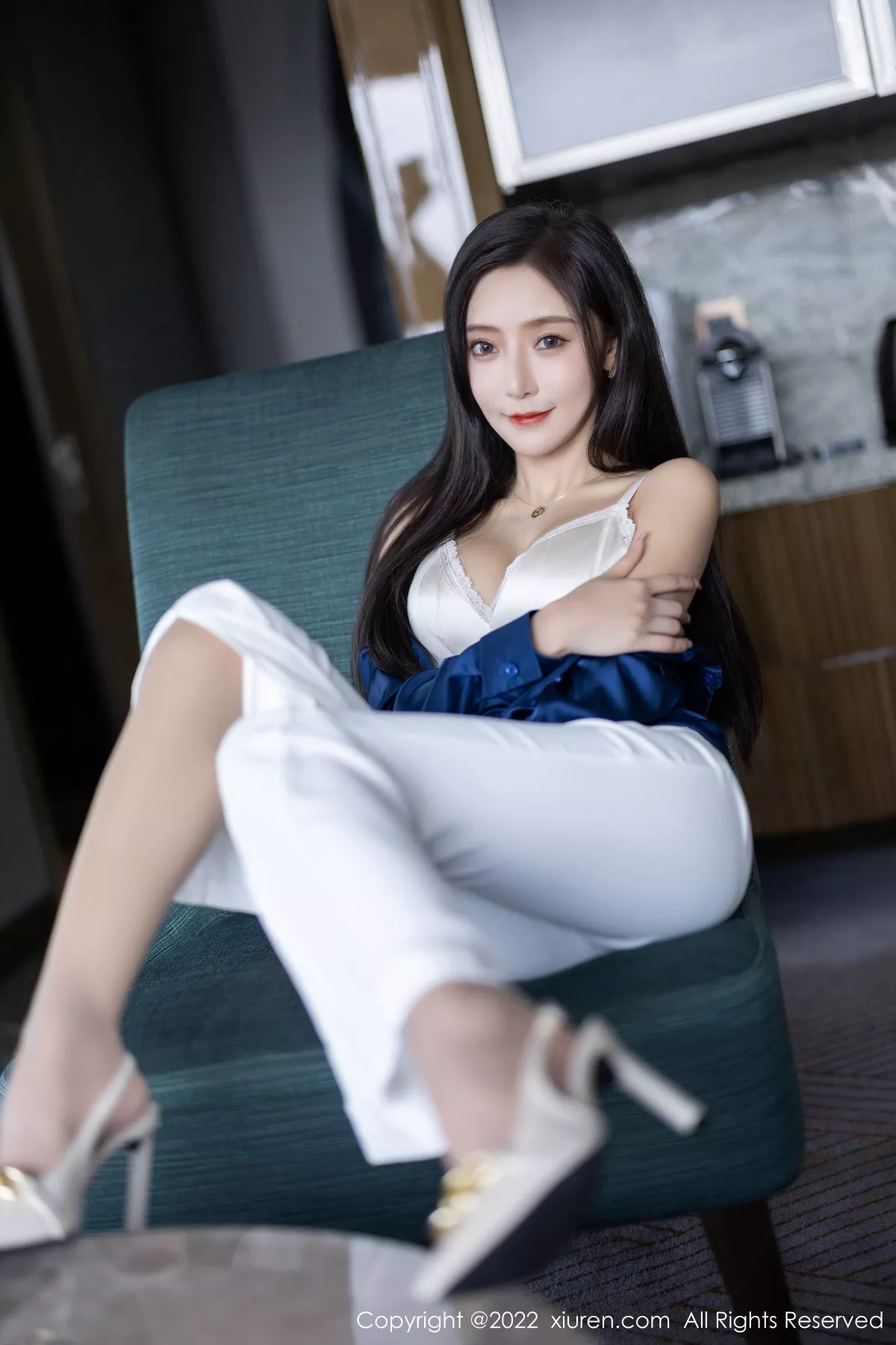 秀人集.com_[XiuRen秀人网]No.5790_女神王馨瑶yanni蓝色上衣配白长裤半脱露性感内衣迷人诱惑写真90P