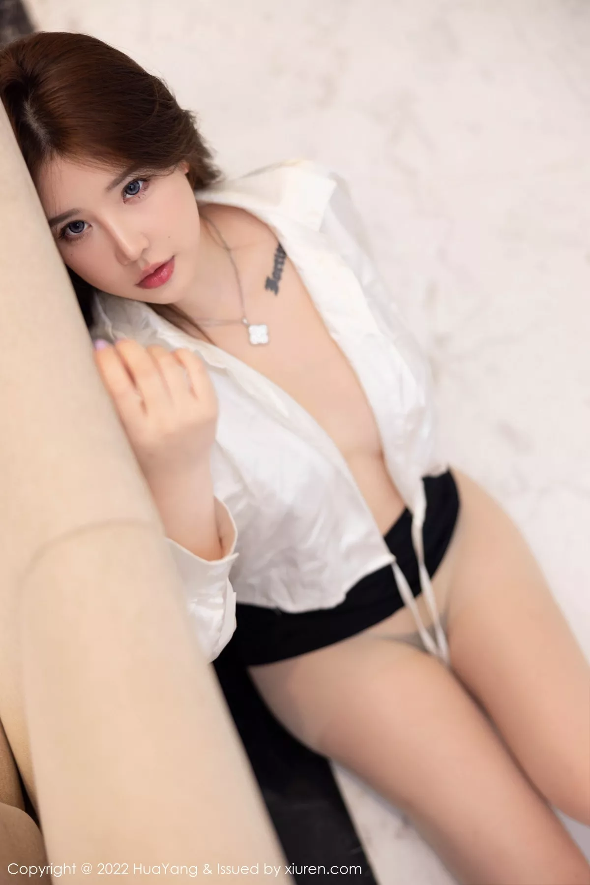 秀人集.com_[HuaYang花漾]Vol.516_模特小海臀Rena西双版纳旅拍黑短裙下无内肉丝秀翘臀诱惑写真83P