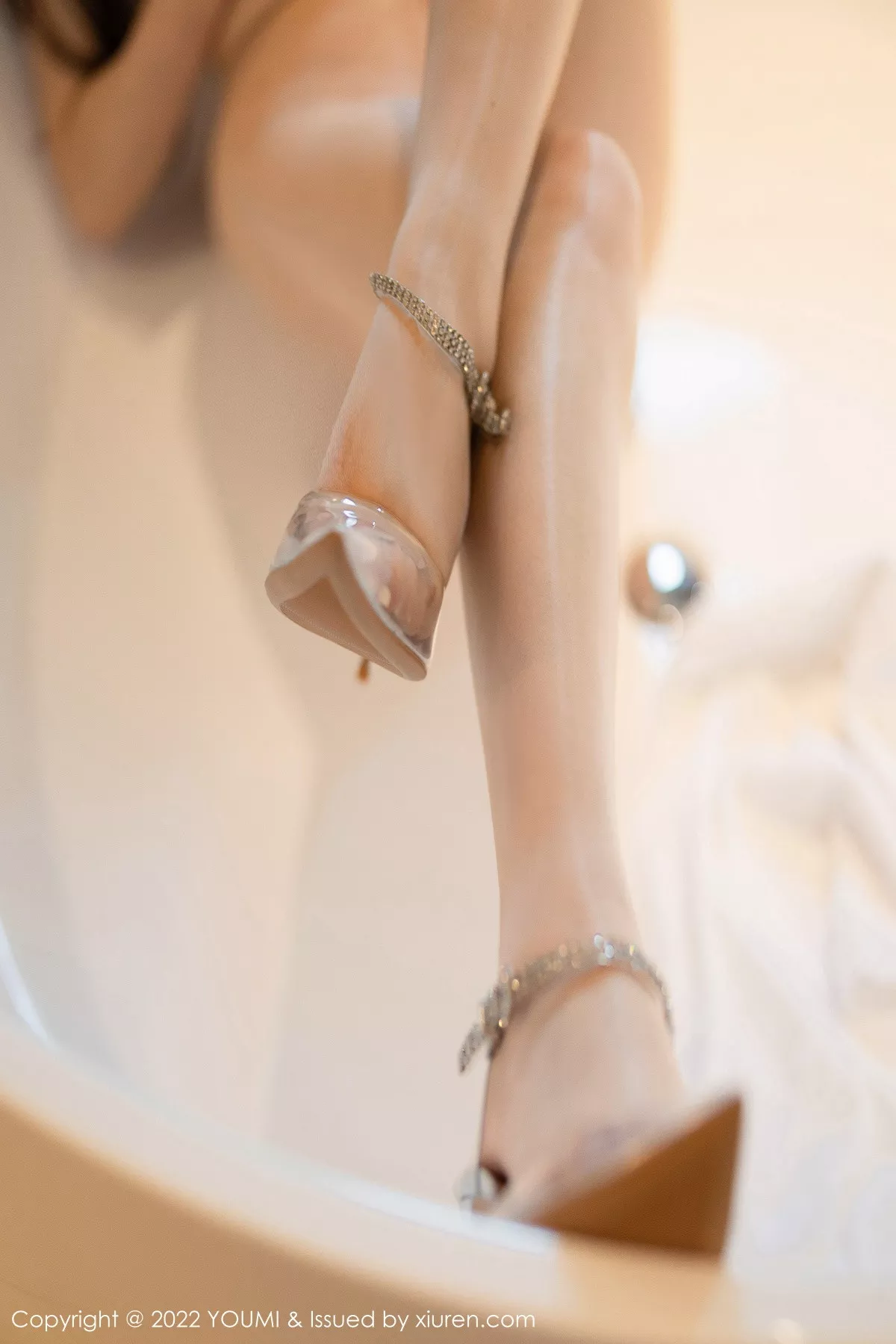 秀人集.com_[YouMi尤蜜荟]Vol.861_女神奶瓶土肥圆大理旅拍浅色闪亮吊带长裙秀完美身材诱惑写真78P