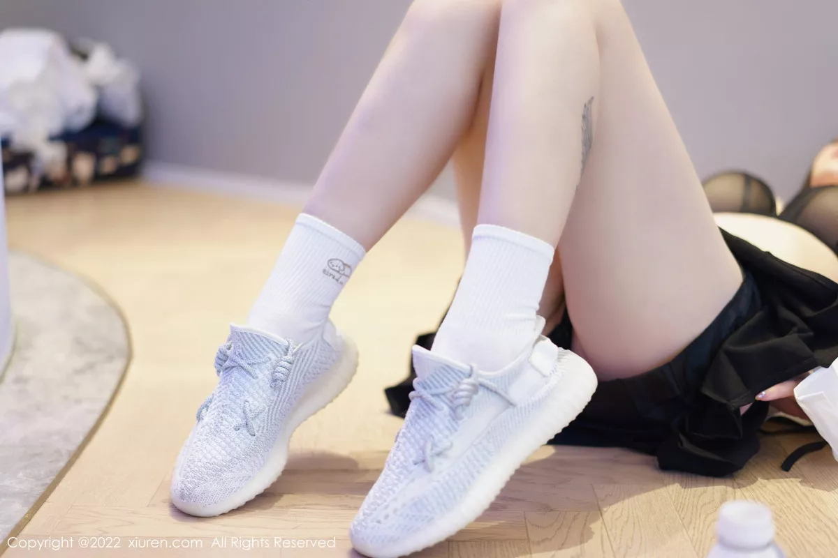 秀人集.com_[XiuRen秀人网]No.5807_女神妲己_Toxic十月心愿旅拍性感学妹制服露黑色内衣诱惑写真69P