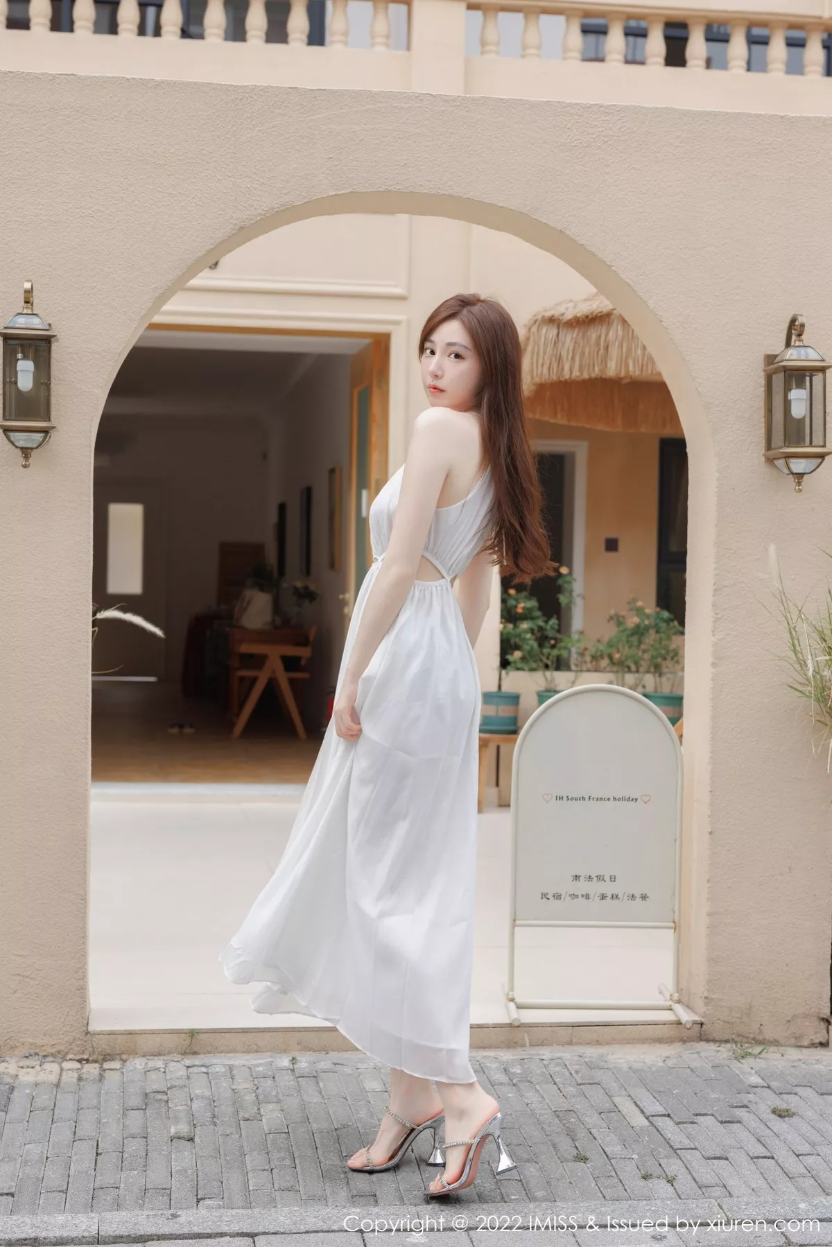 秀人集.com_[IMISS爱蜜社]Vol.706_气质女神Lynn刘奕宁户外场景性感白色长裙秀曼妙身材迷人写真41P