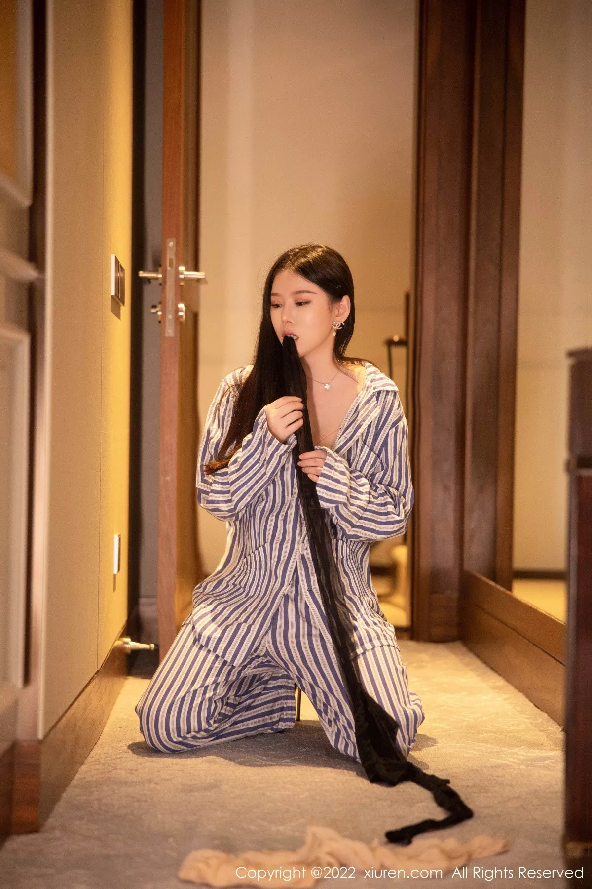 秀人集.com_[XiuRen秀人网]No.5820_模特白茹雪私房脱竖条衬衫露性感粉色内衣配超薄肉丝诱惑写真82P