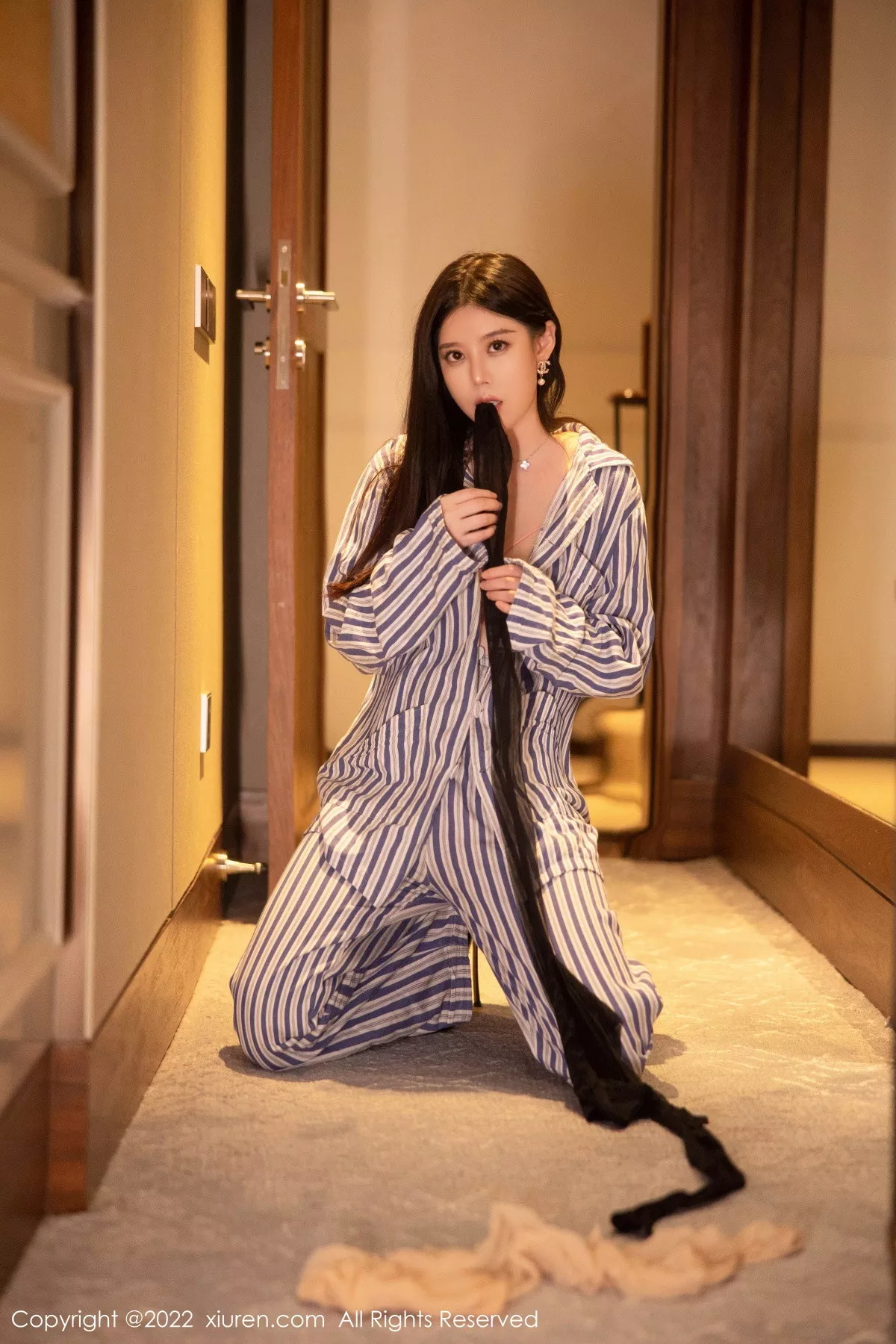 秀人集.com_[XiuRen秀人网]No.5820_模特白茹雪私房脱竖条衬衫露性感粉色内衣配超薄肉丝诱惑写真82P