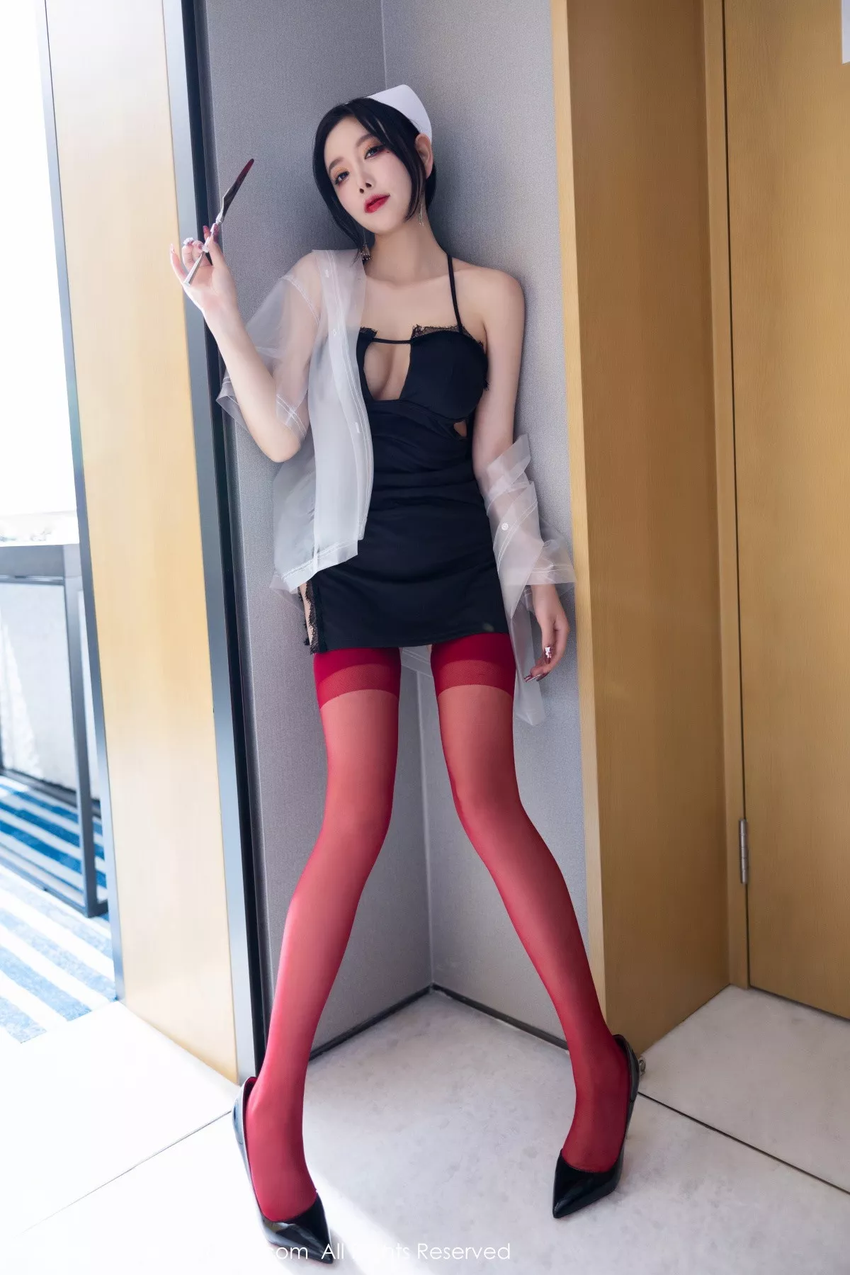 秀人集.com_[XiuRen秀人网]No.5751_女神杨晨晨Yome万圣节主题黑色吊带上衣配红丝袜完美诱惑写真90P