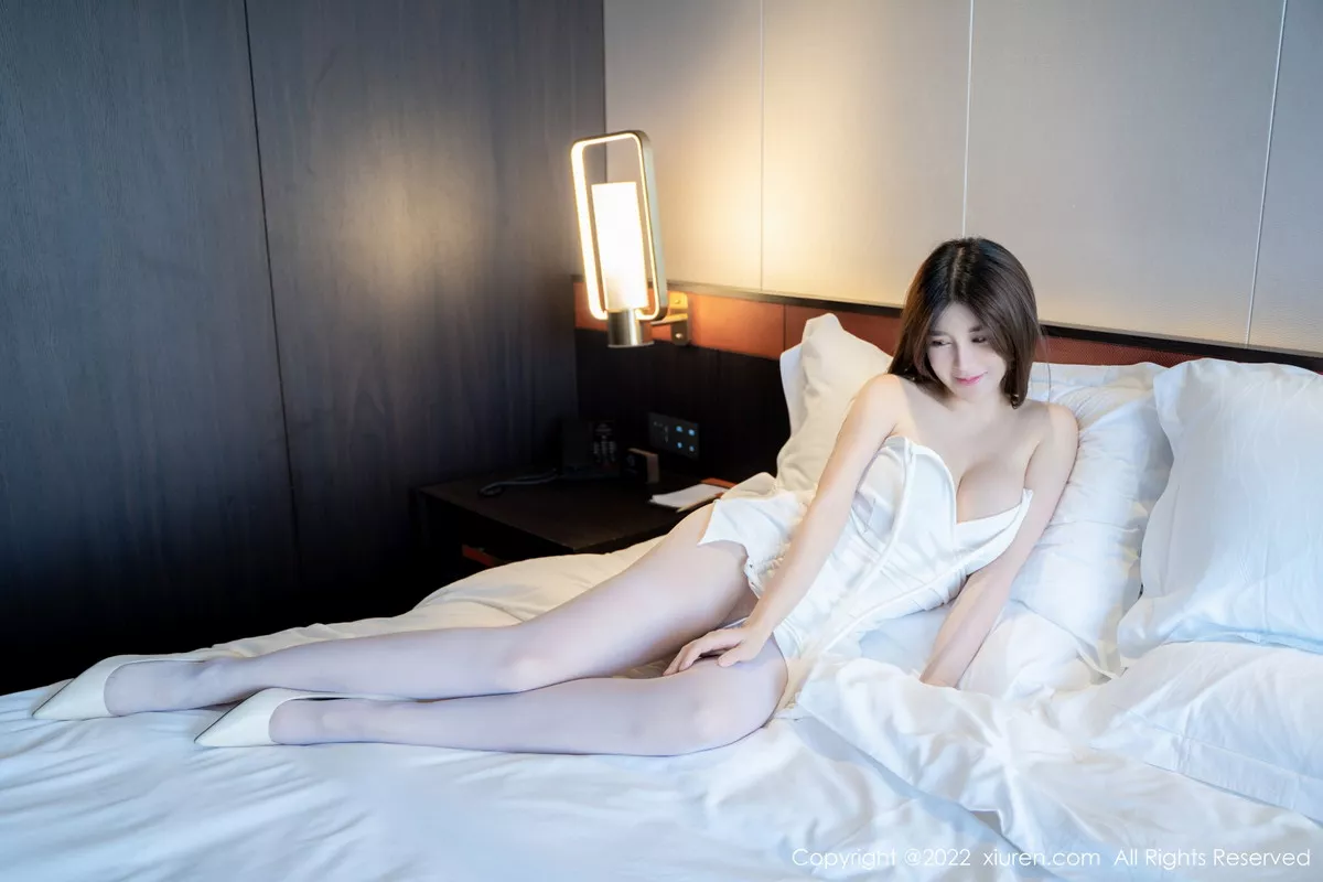 秀人集.com_[XiuRen秀人网]No.5826_模特周jojobaby私房白色吊带短裙配超薄无内白丝惹火诱惑写真60P