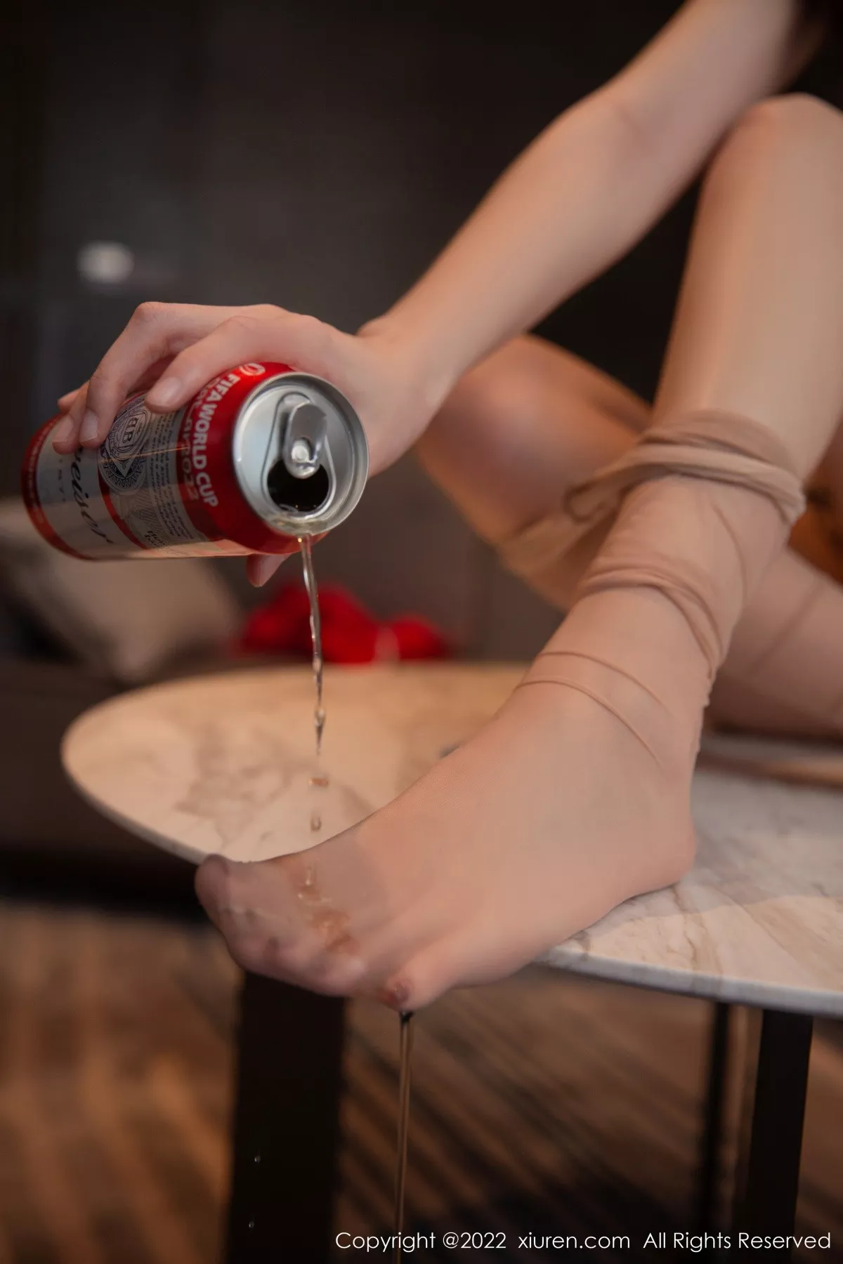 秀人集.com_[XiuRen秀人网]No.5836_模特是小逗逗醉酒主题白色轻透收身上衣配红短裙迷人诱惑写真80P