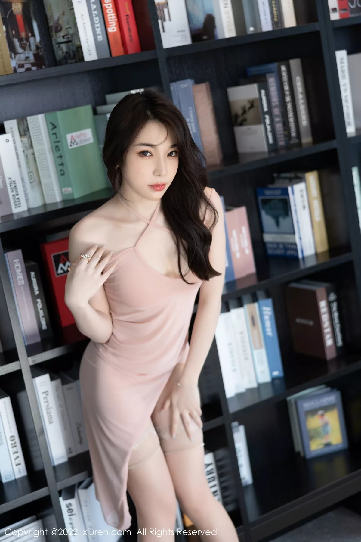 秀人集.com_[XiuRen秀人网]No.5839_女神徐莉芝Booty性感粉灰色露肩连衣裙配超薄肉丝迷人诱惑写真86P