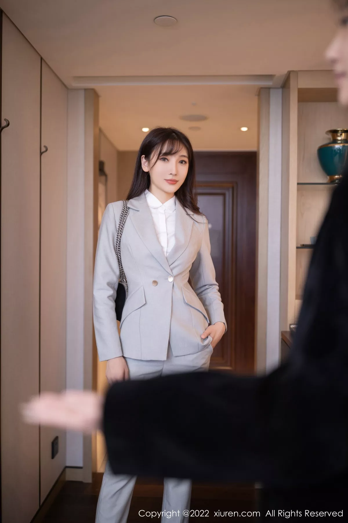 秀人集.com_[XiuRen秀人网]No.5840_模特陆萱萱北京旅拍催眠主题脱灰色制服露红色蕾丝内衣诱惑写真80P