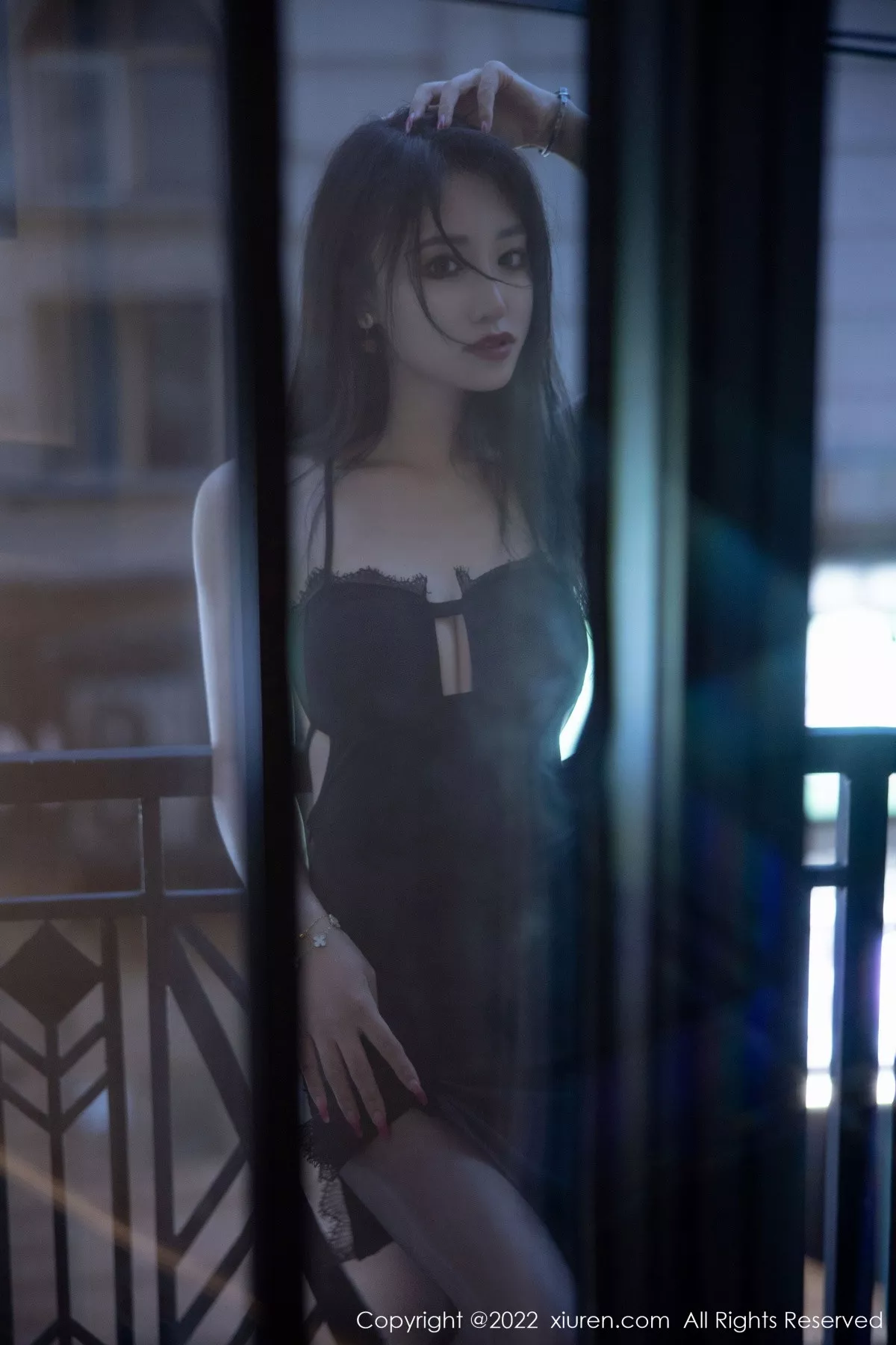 秀人集.com_[XiuRen秀人网]No.5833_新人模特司柠性感黑色吊带短裙配超薄无内黑丝秀翘臀诱惑写真63P