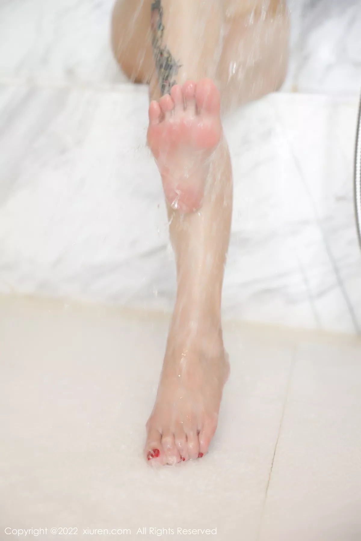 秀人集.com_[XiuRen秀人网]No.5851_模特佘贝拉bella南京旅拍红色轻透薄纱服饰秀完美身材诱惑写真57P