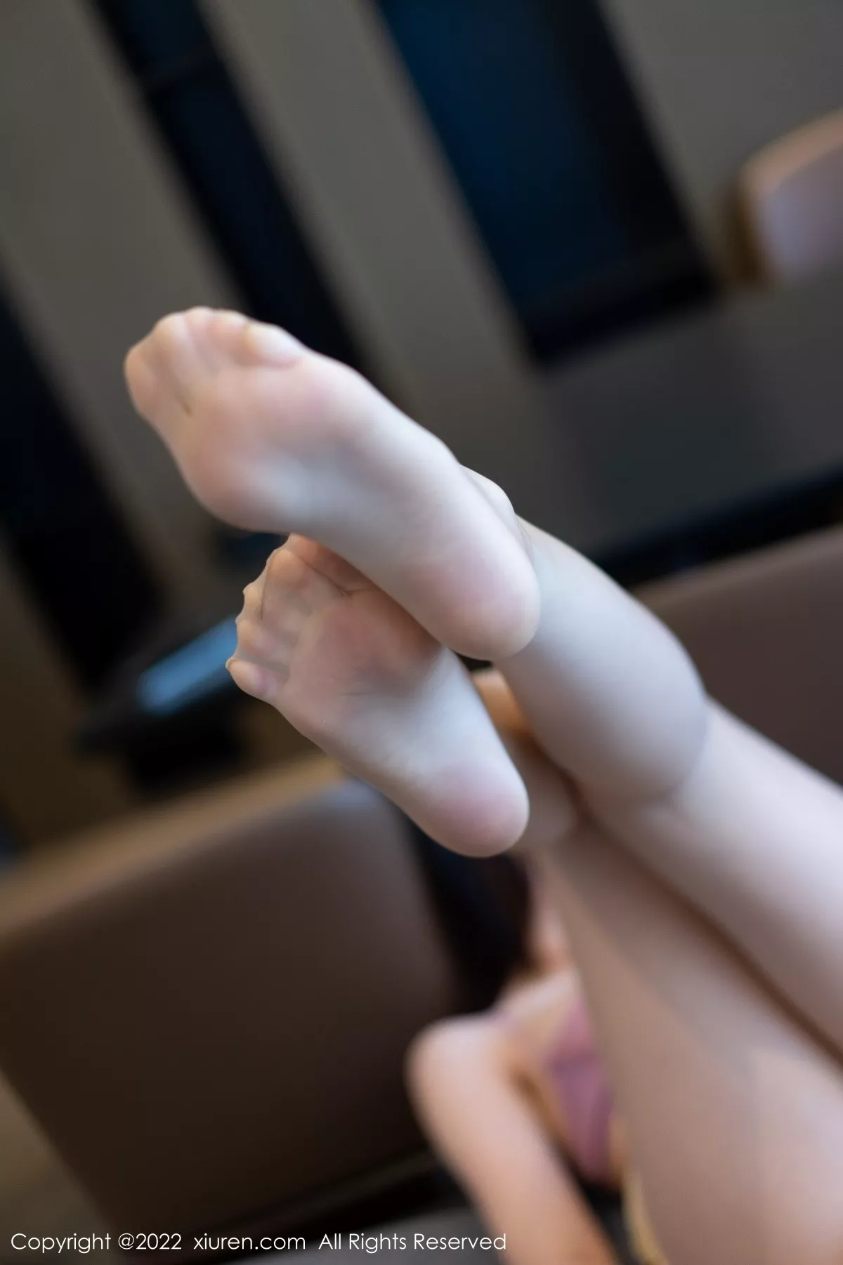 秀人集.com_[XiuRen秀人网]No.5853_模特是小逗逗醉酒主题淡黄上衣配短裙露粉红蕾丝内衣诱惑写真72P