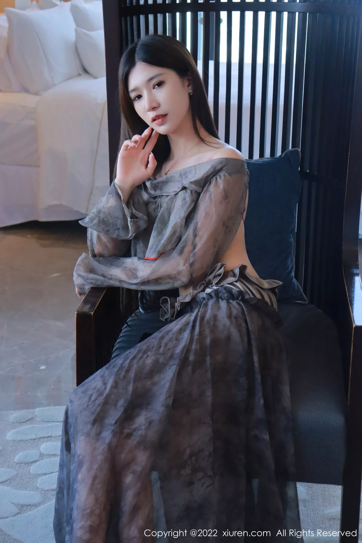 秀人集.com_[XiuRen秀人网]No.5857_模特hebe韩心雨暗灰色上衣配性感长裙露丁字裤秀翘臀诱惑写真50P