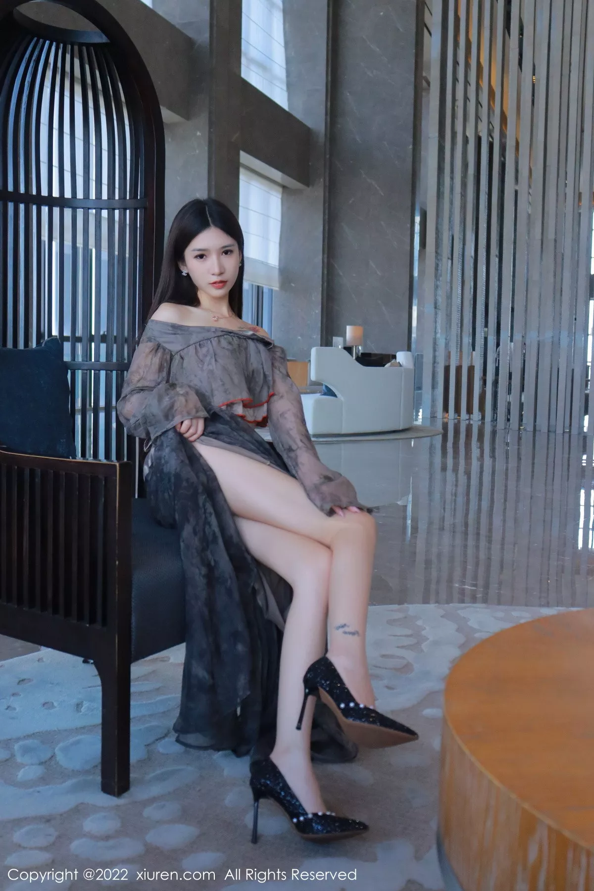 秀人集.com_[XiuRen秀人网]No.5857_模特hebe韩心雨暗灰色上衣配性感长裙露丁字裤秀翘臀诱惑写真50P