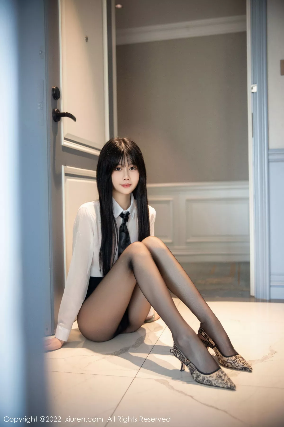 秀人集.com_[XiuRen秀人网]No.5861_模特77qiqi白色轻透衣配黑短裙露粉红蕾丝内衣超薄黑丝诱惑写真79P