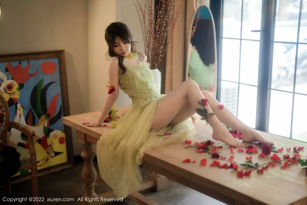 秀人集.com_[XiuRen秀人网]No.5875_模特婠婠么私房性感淡绿色连衣裙秀曼妙身姿白嫩美腿诱惑写真85P